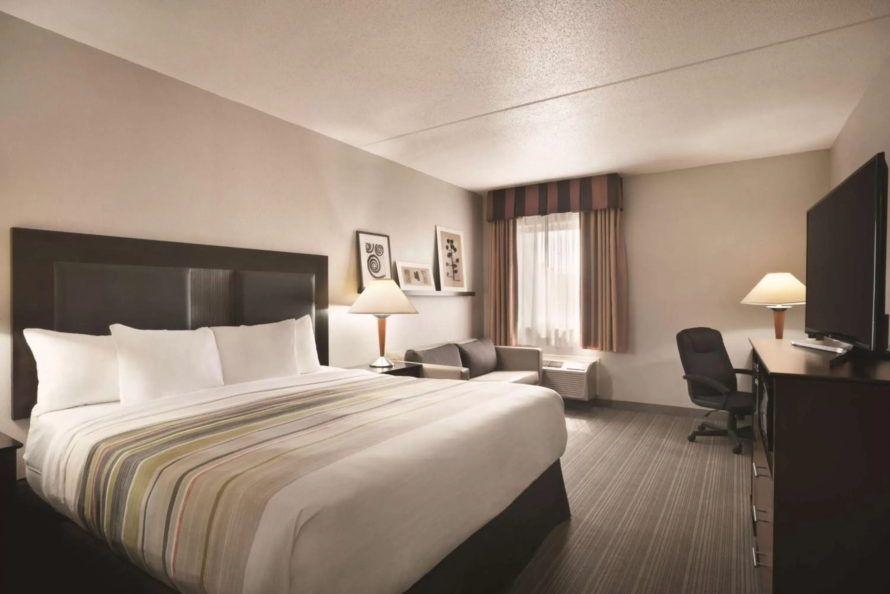 Photo of the whole room, Bed in Country Inn & Suites by Radisson, Indianapolis East, IN