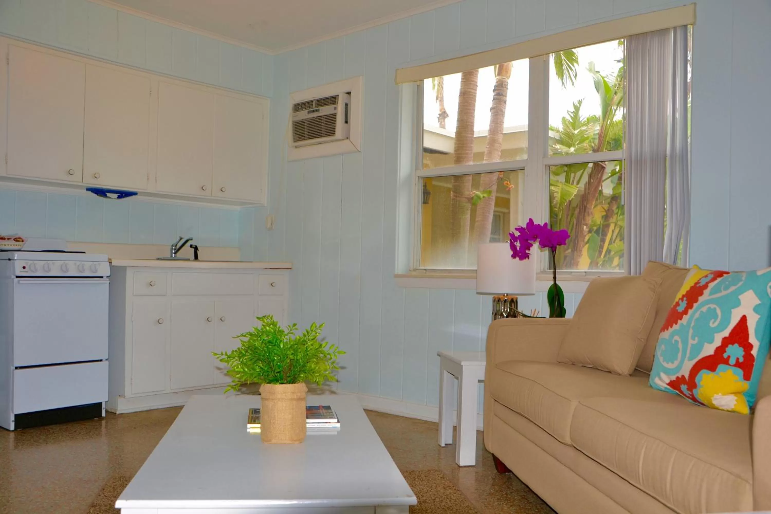 Kitchen or kitchenette, Seating Area in Sea Turtle Inn