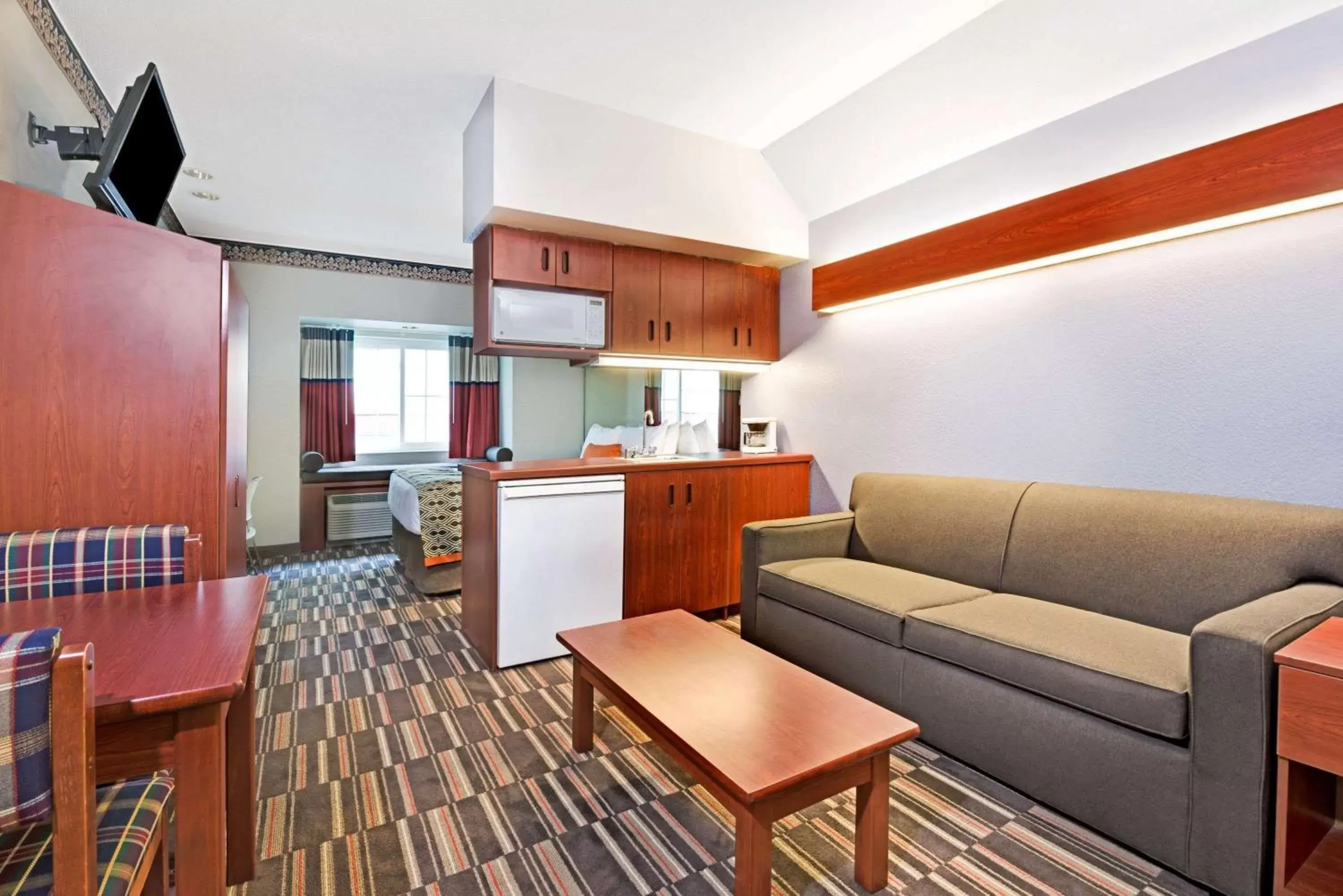 Photo of the whole room, Kitchen/Kitchenette in Microtel Inn & Suites Urbandale