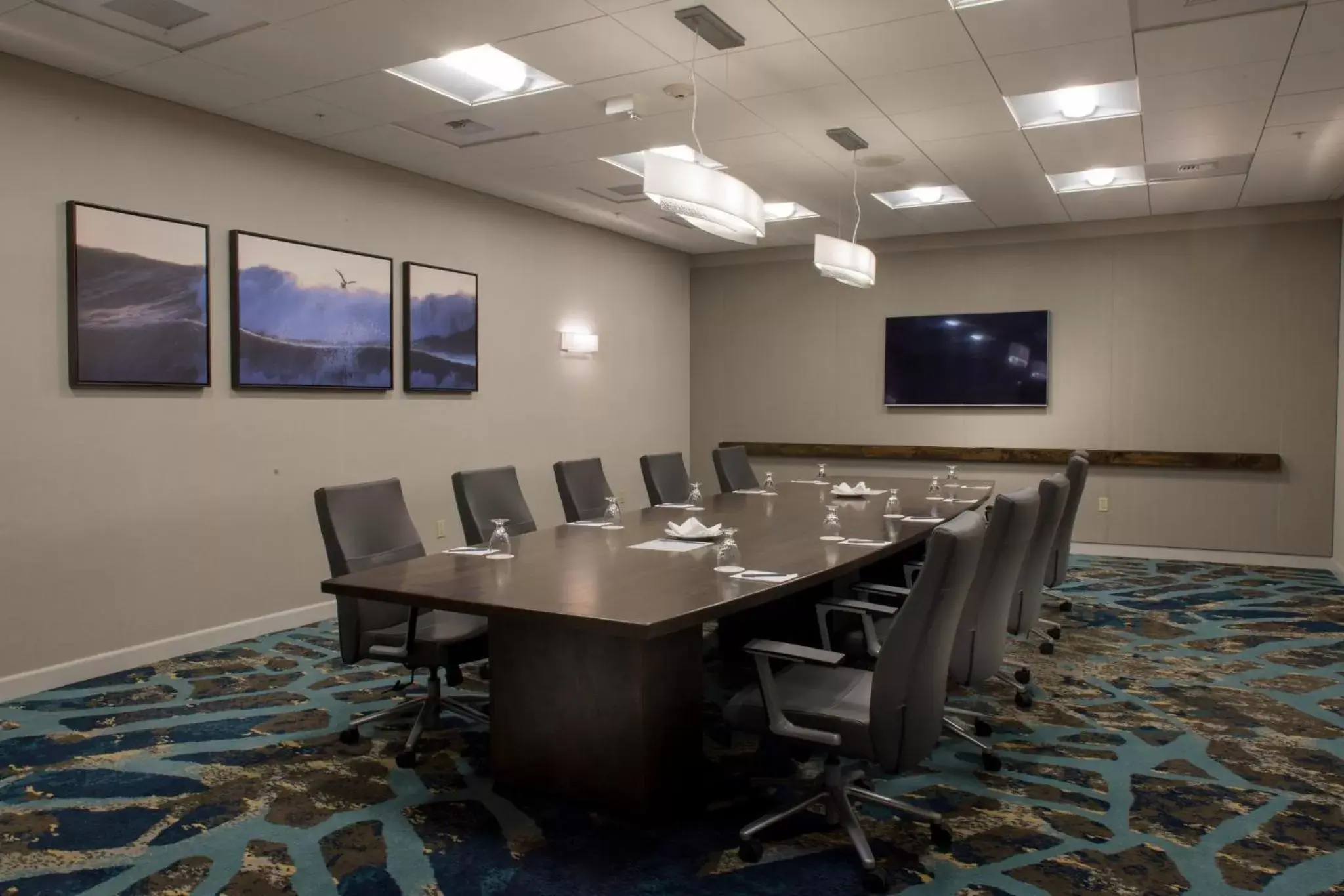 Meeting/conference room in Crowne Plaza Hotel Ventura Beach, an IHG Hotel