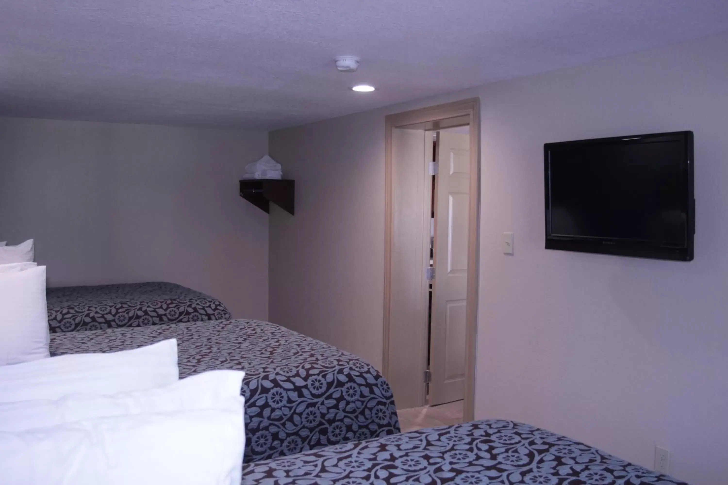 Bed in Americas Best Value Inn Port Aransas