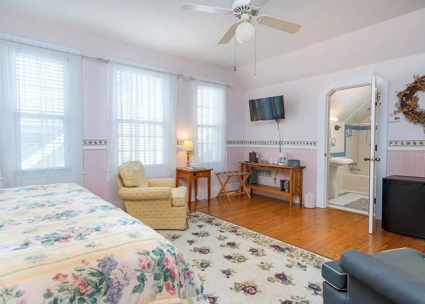 Photo of the whole room, Bed in Highland Lake Inn & Resort - Flat Rock