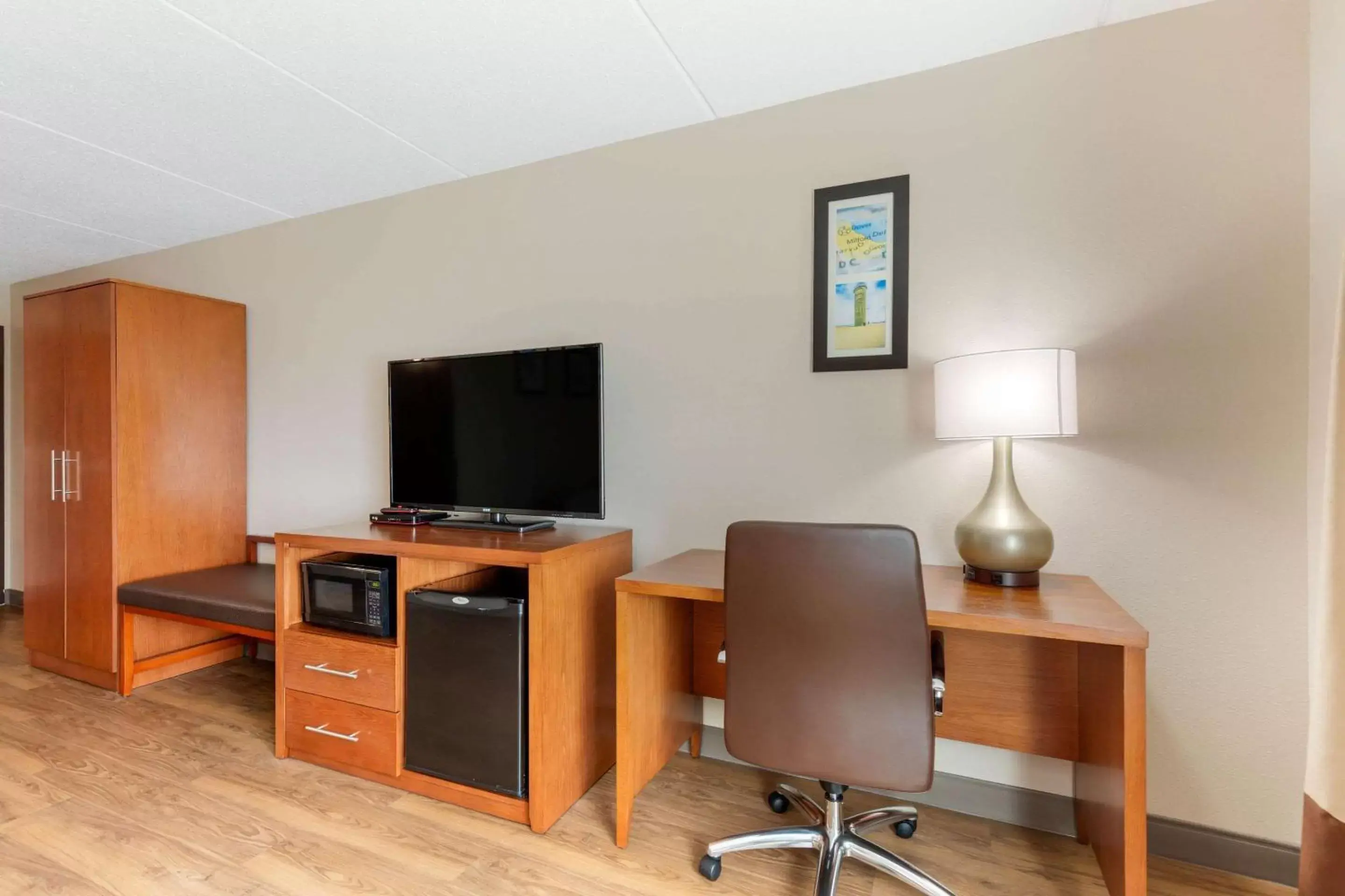 Photo of the whole room, TV/Entertainment Center in Comfort Inn & Suites