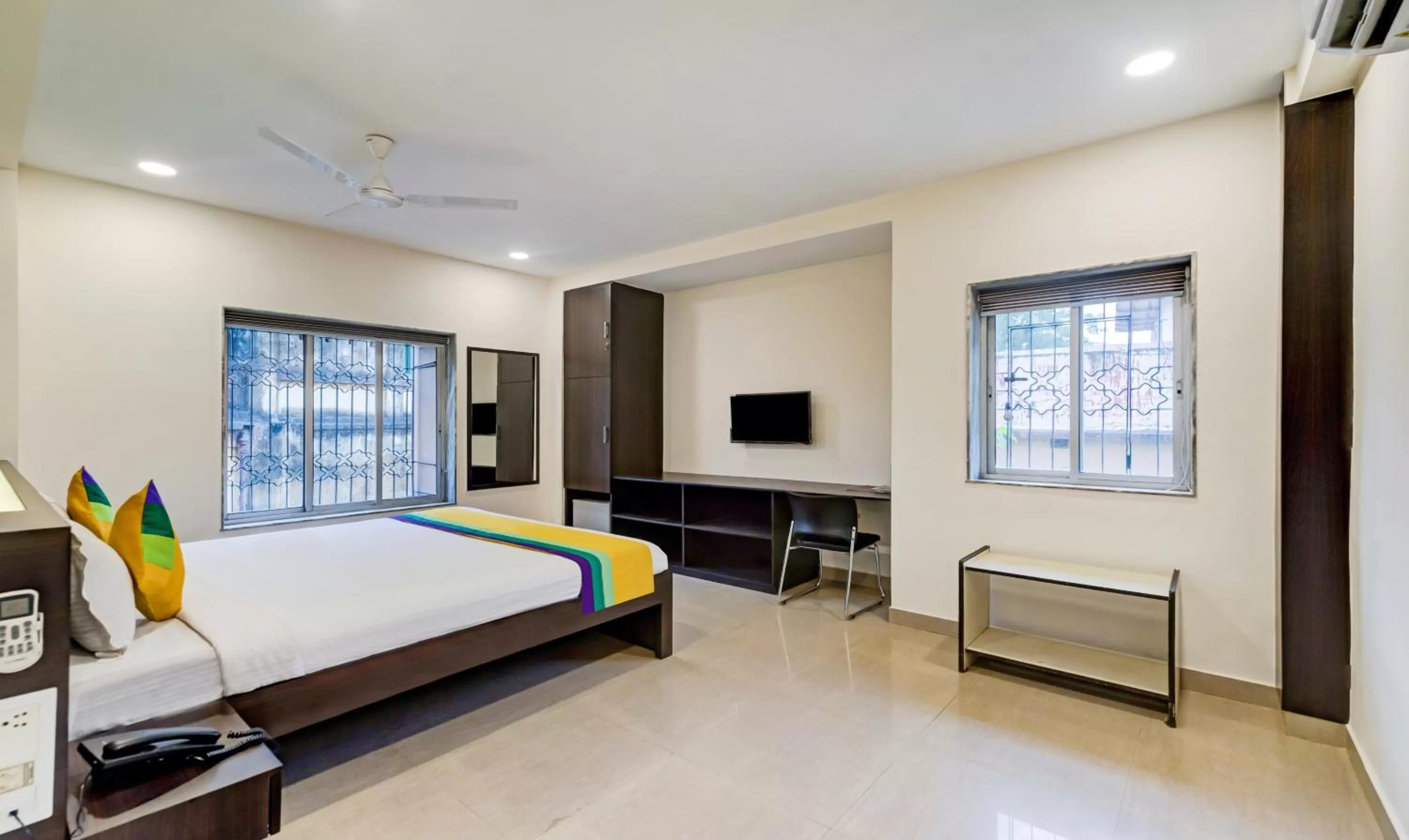 Bedroom, Bed in Itsy Hotels Neeranand Plaza, Bhawanipur