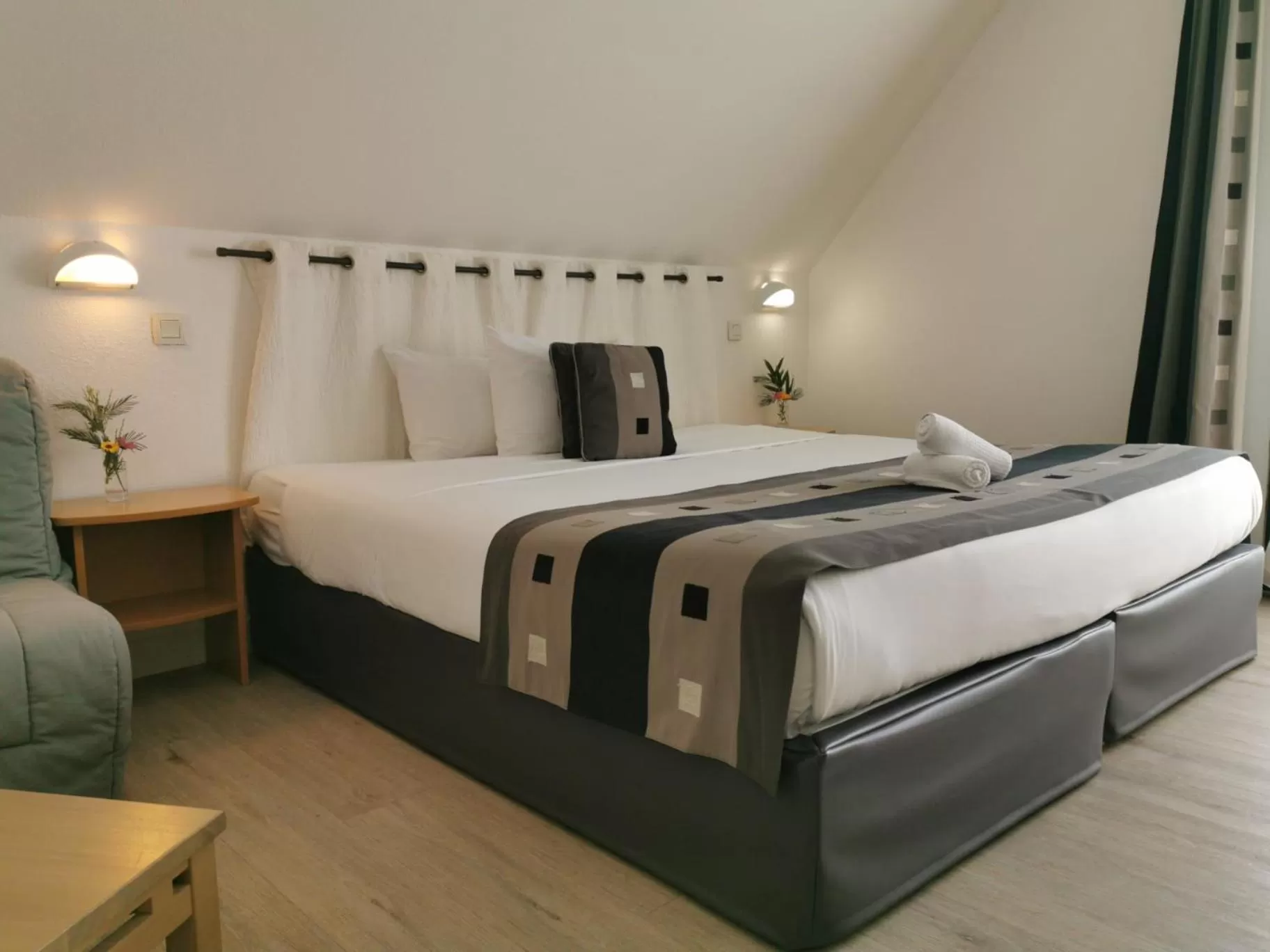 Bed in Logis Le Gavrinis