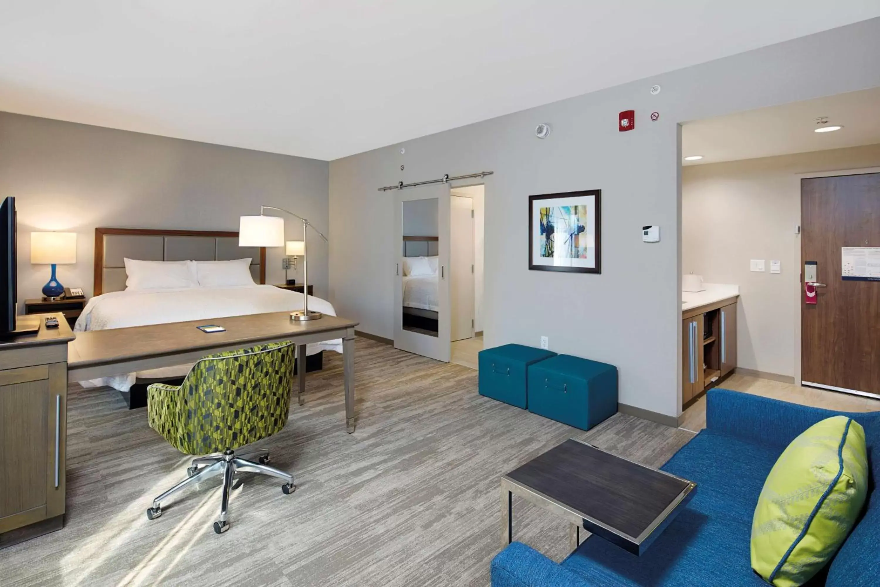 Bedroom in Hampton Inn & Suites Sacramento at CSUS