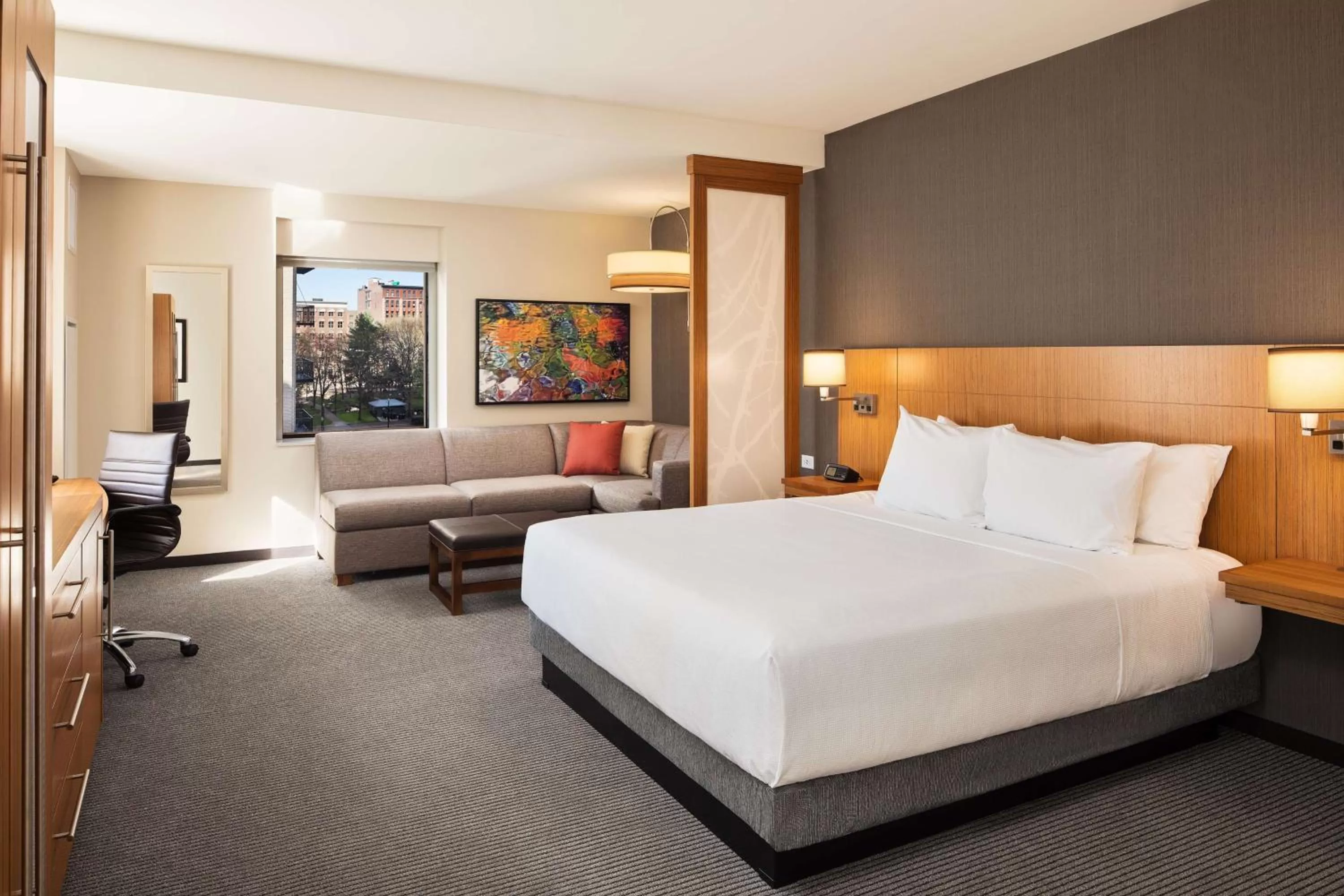 Photo of the whole room, Bed in Hyatt Place Knoxville/Downtown