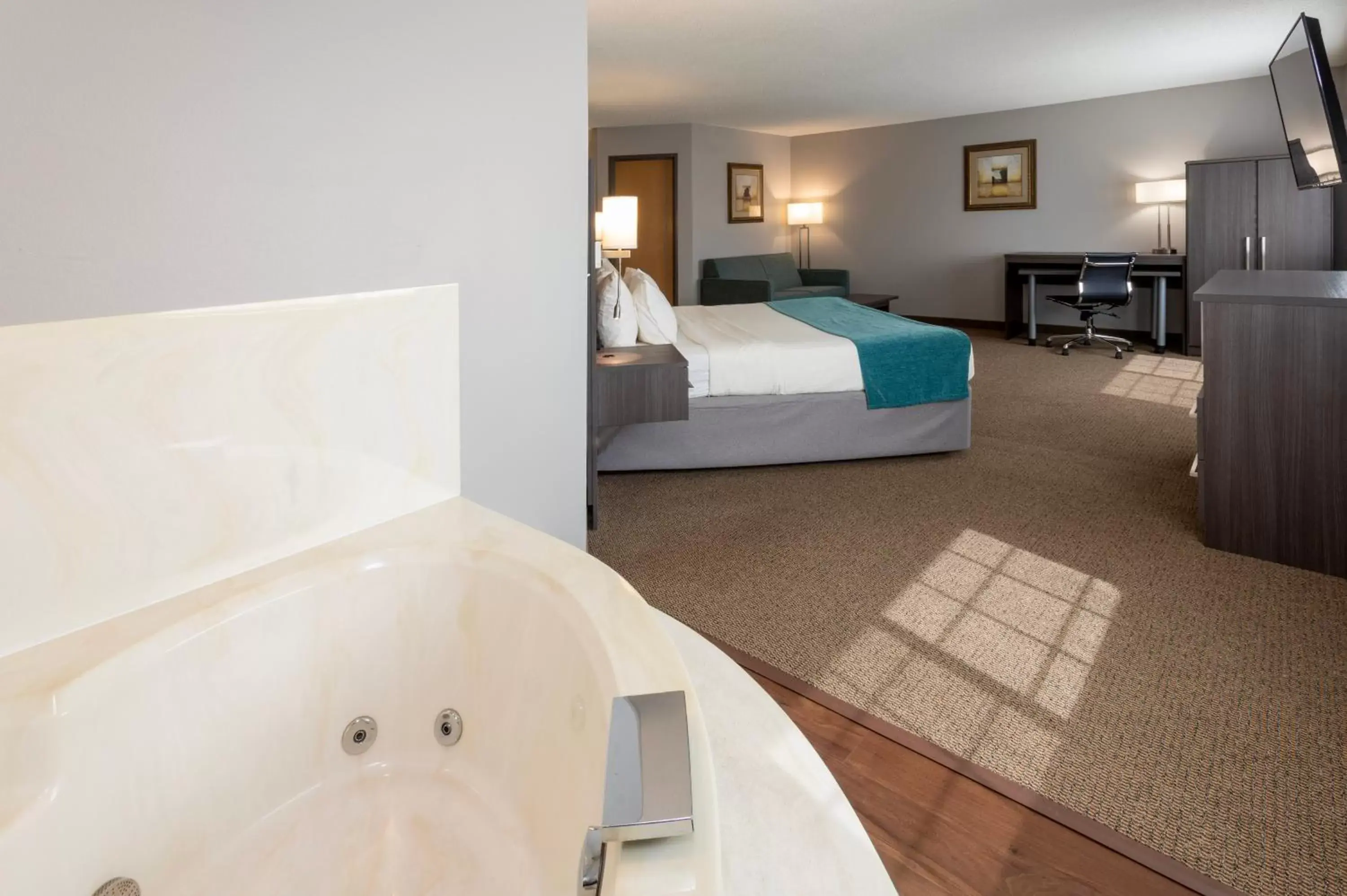Hot Tub, Bed in Paynesville Inn & Suites