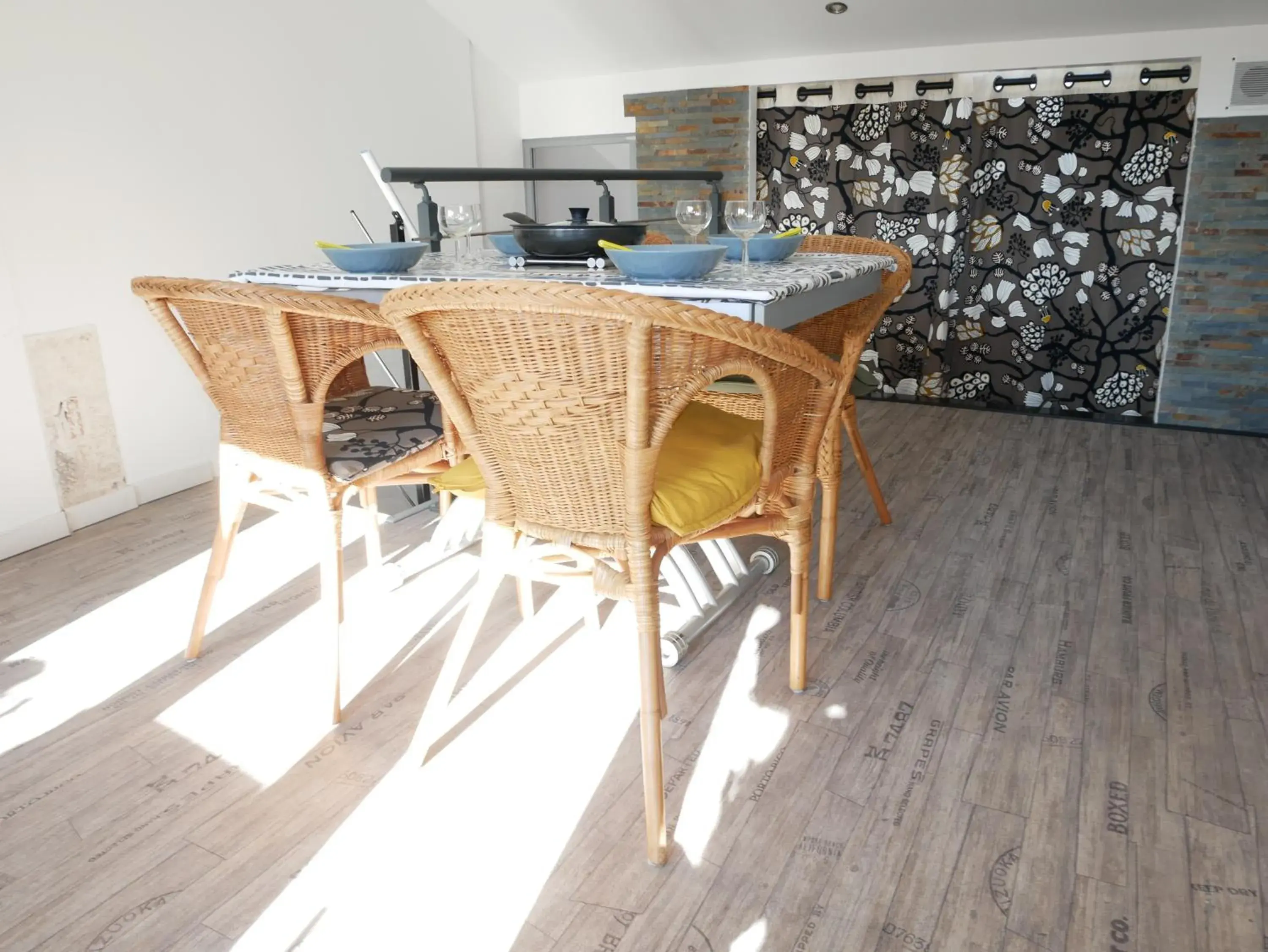 Dining area in L'oriflamme