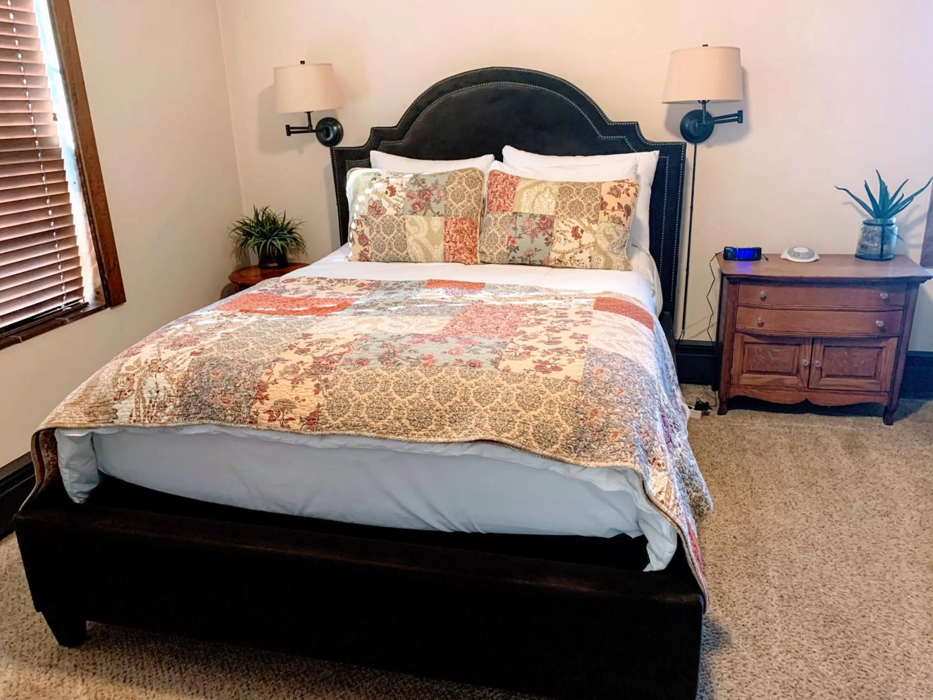 Bed in Iowa House Historic Inn