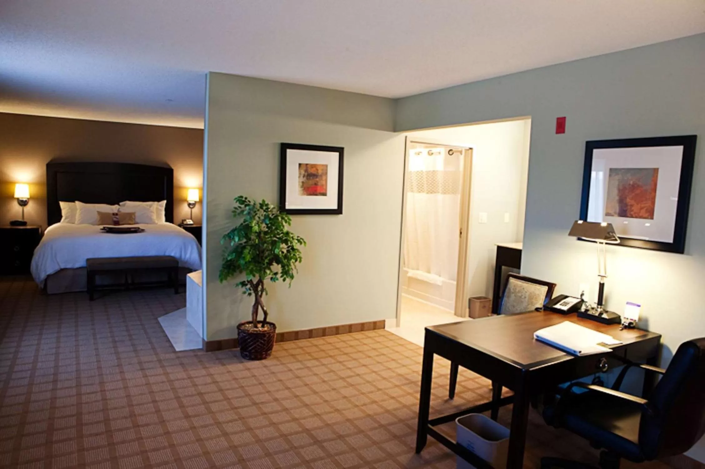 Living room, Bed in Hampton Inn & Suites Detroit-Canton