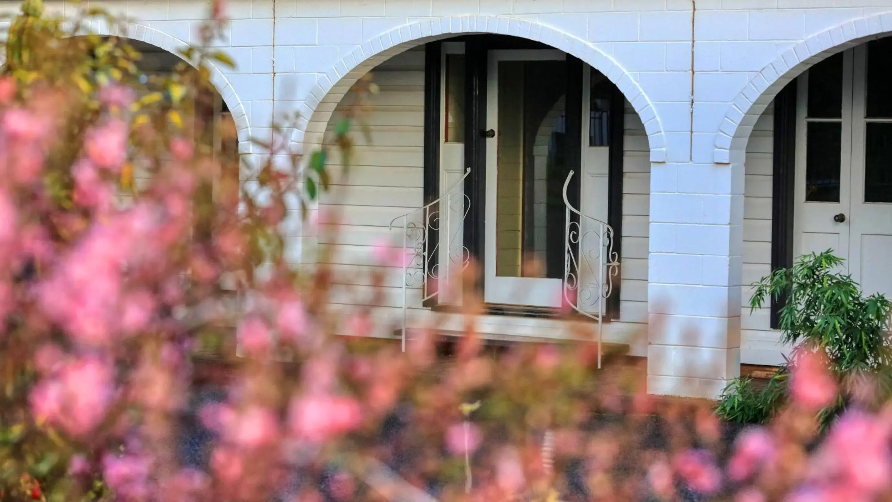 Property building in Azalea Motel Property building in Azalea Motel