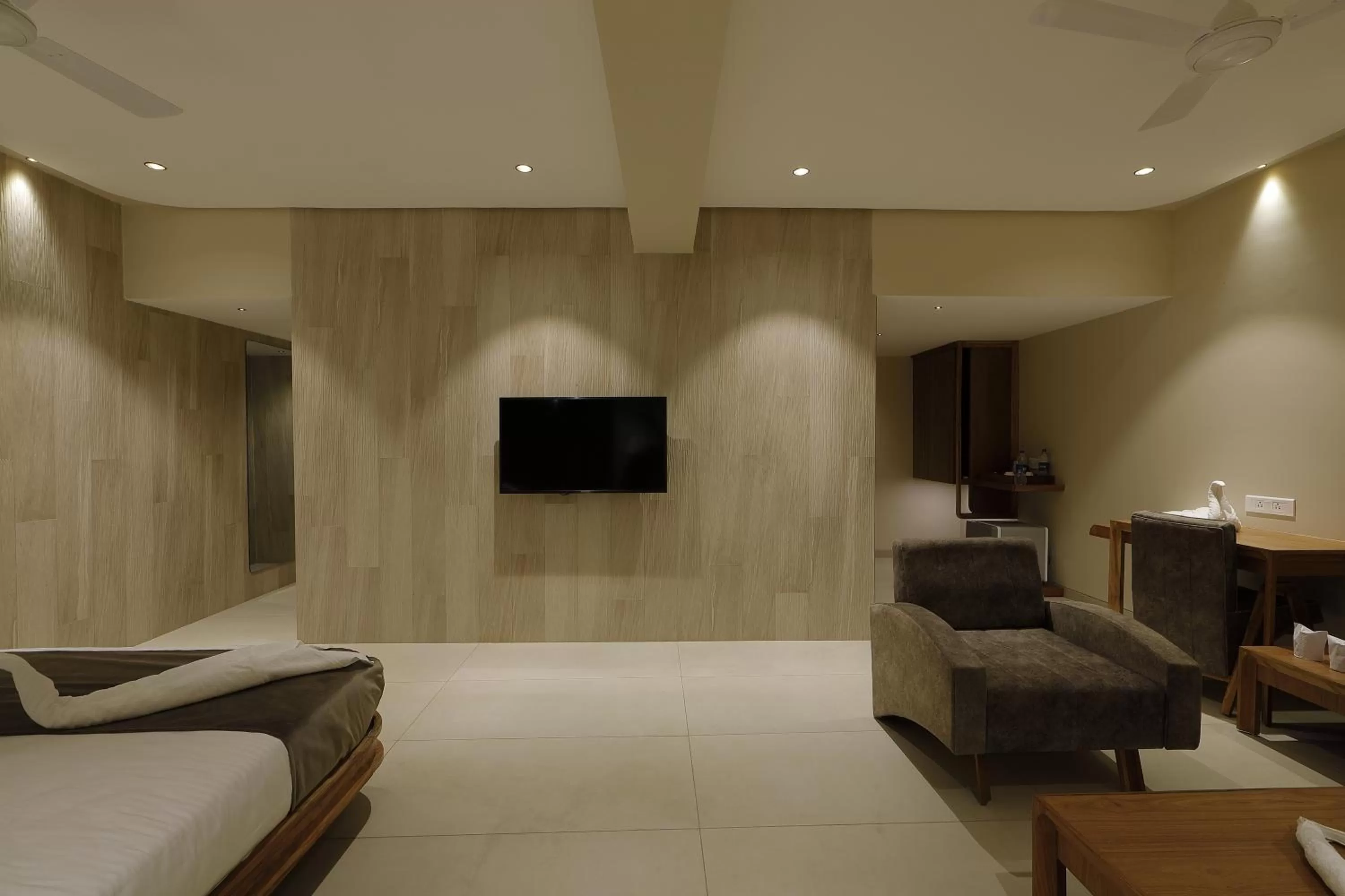 Seating area, Bed in Artilla Inn