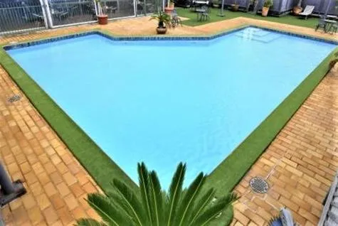Swimming Pool in Metro Hotel & Apartments Gladstone