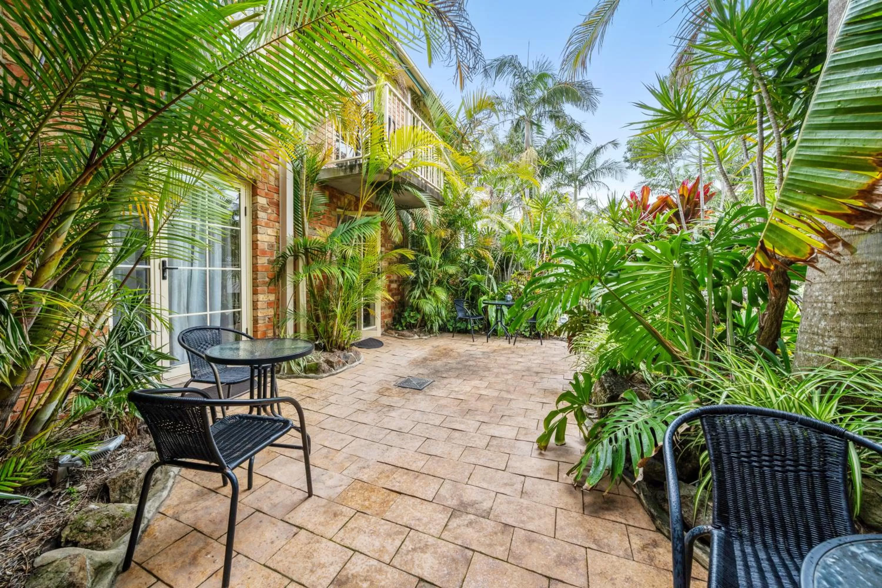 Inner courtyard view in Oasis Inn Ulladulla - Welcoming Guests 18 Years and Older