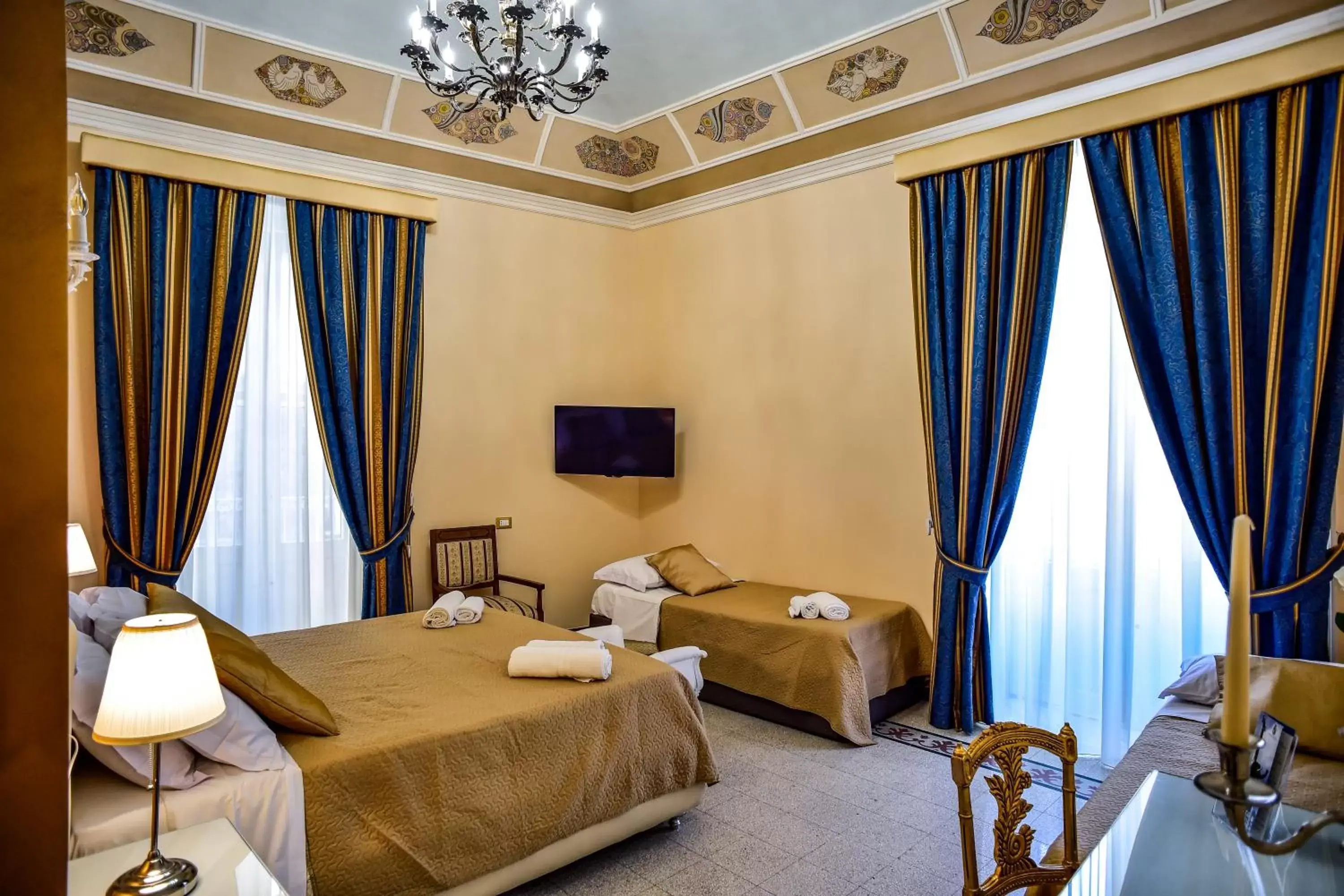 Photo of the whole room, Bed in Palazzo degli Affreschi