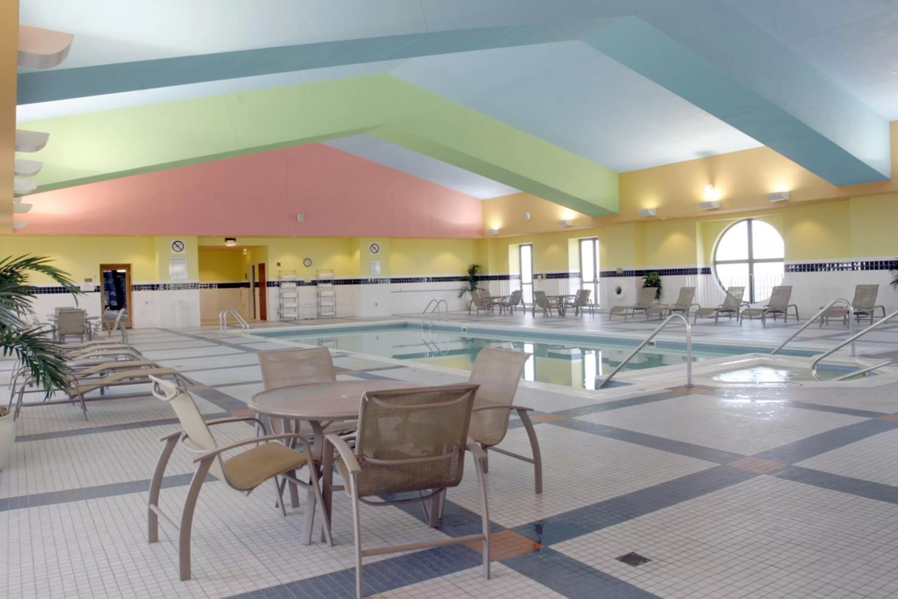 Swimming pool in Holiday Inn Express & Suites Springfield by IHG