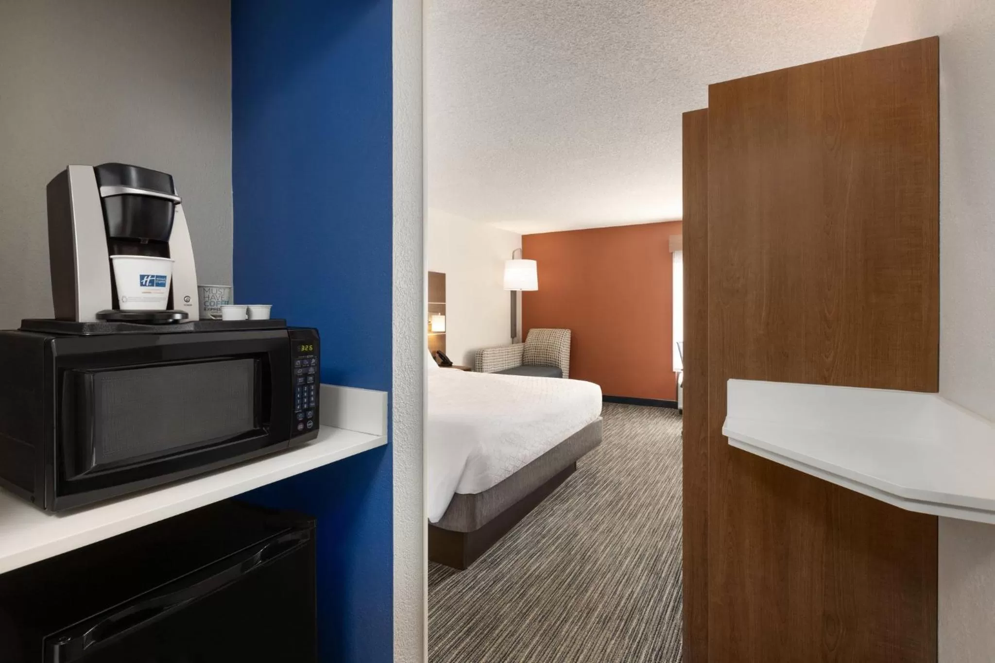 Photo of the whole room, Bed in Holiday Inn Express Vero Beach-West I-95 by IHG