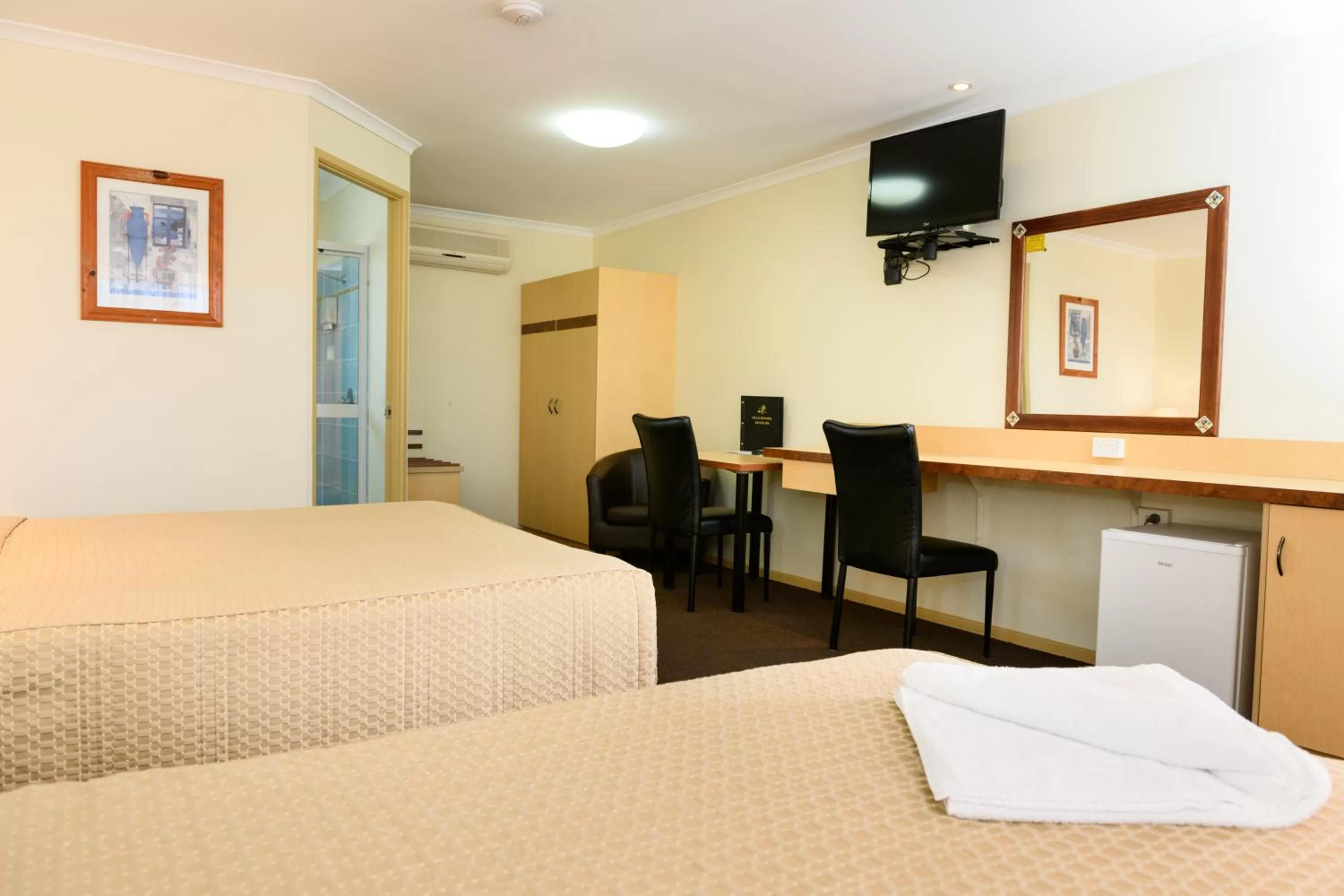 Bedroom, Bed in Villa Mirasol Motor Inn