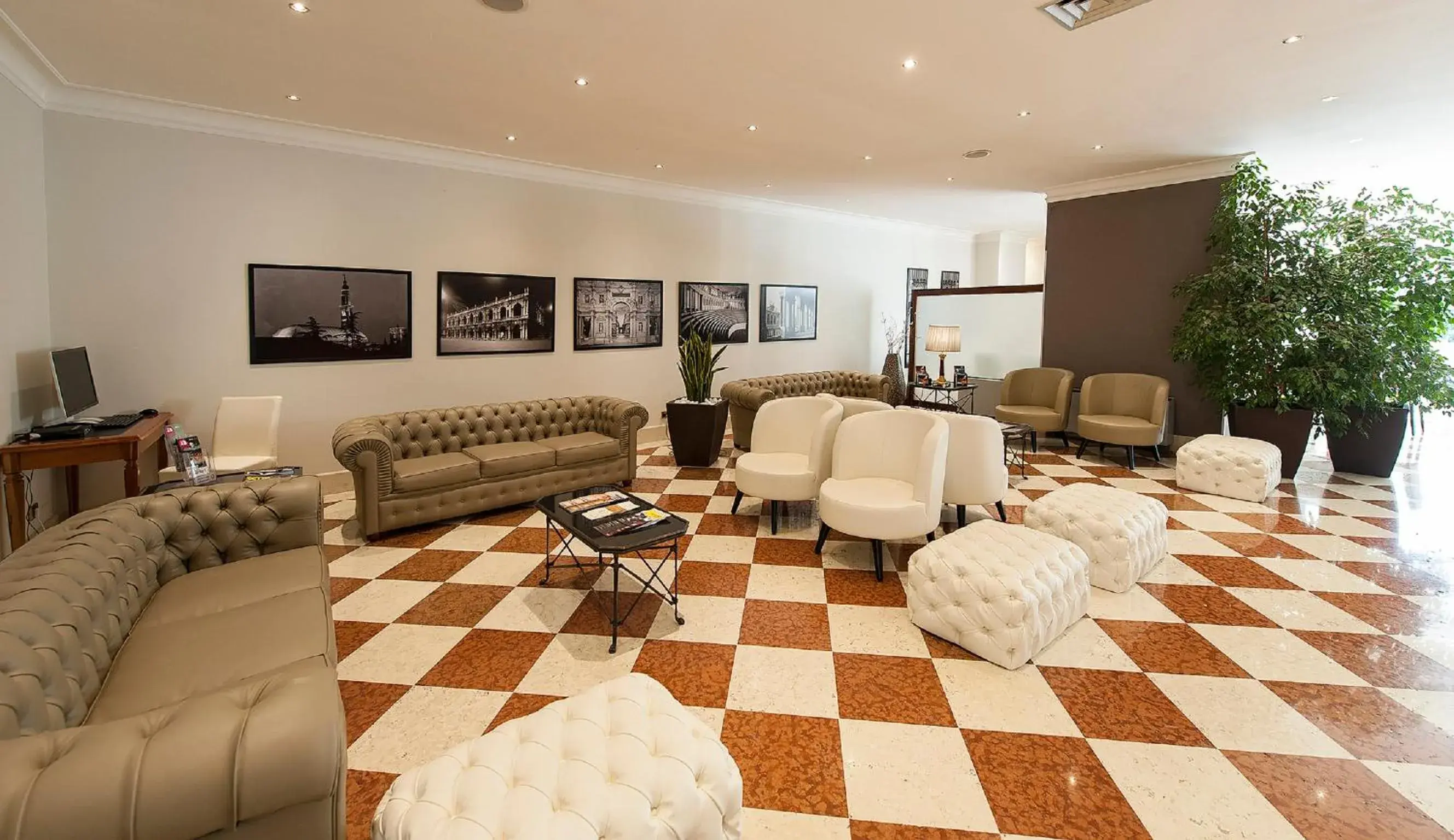 Living room, Lounge/Bar in SHG Hotel De La Ville