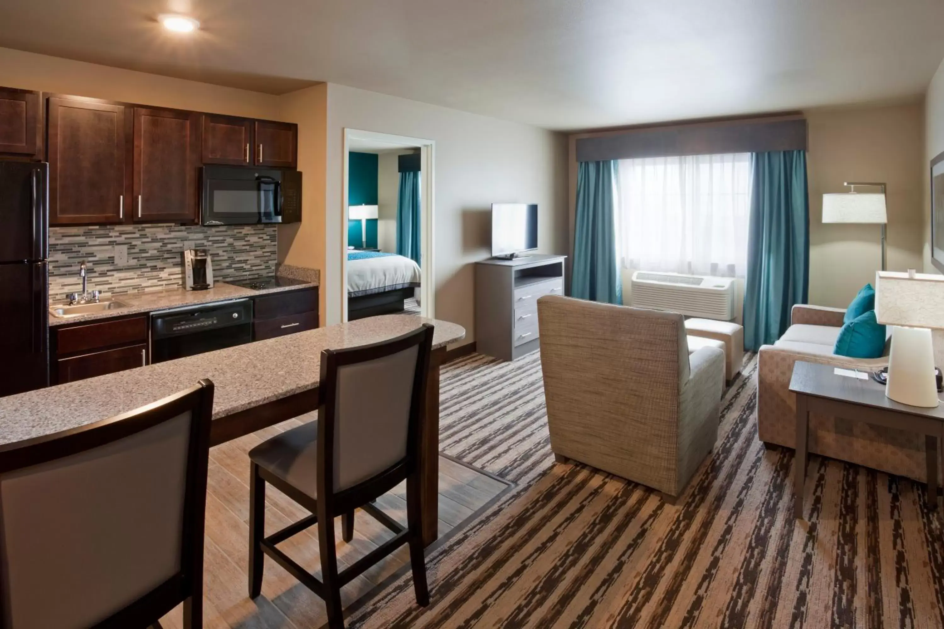 Kitchen or kitchenette, Seating Area in GrandStay Hotel & Suites Valley City