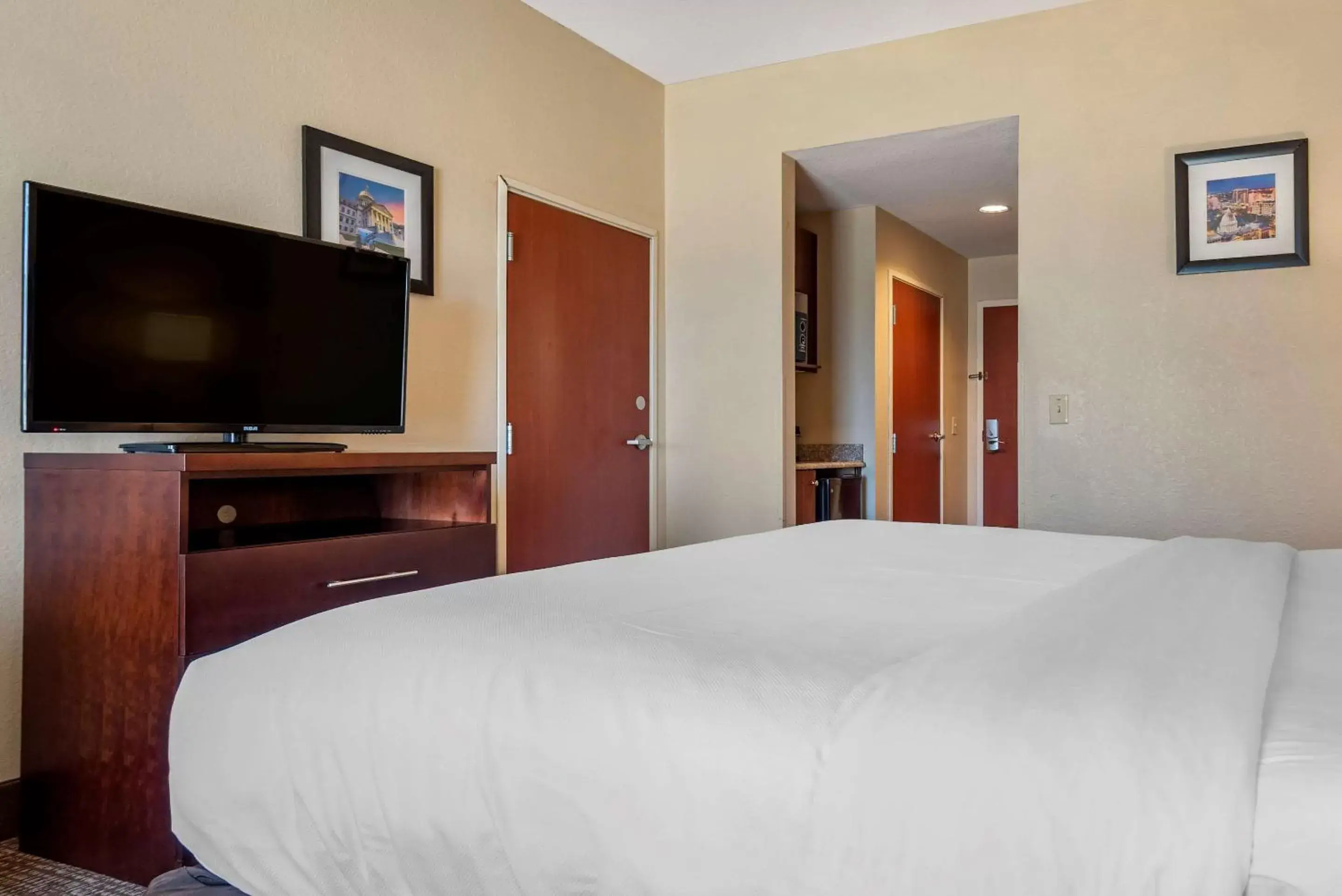 Photo of the whole room, Bed in Comfort Inn & Suites Clinton