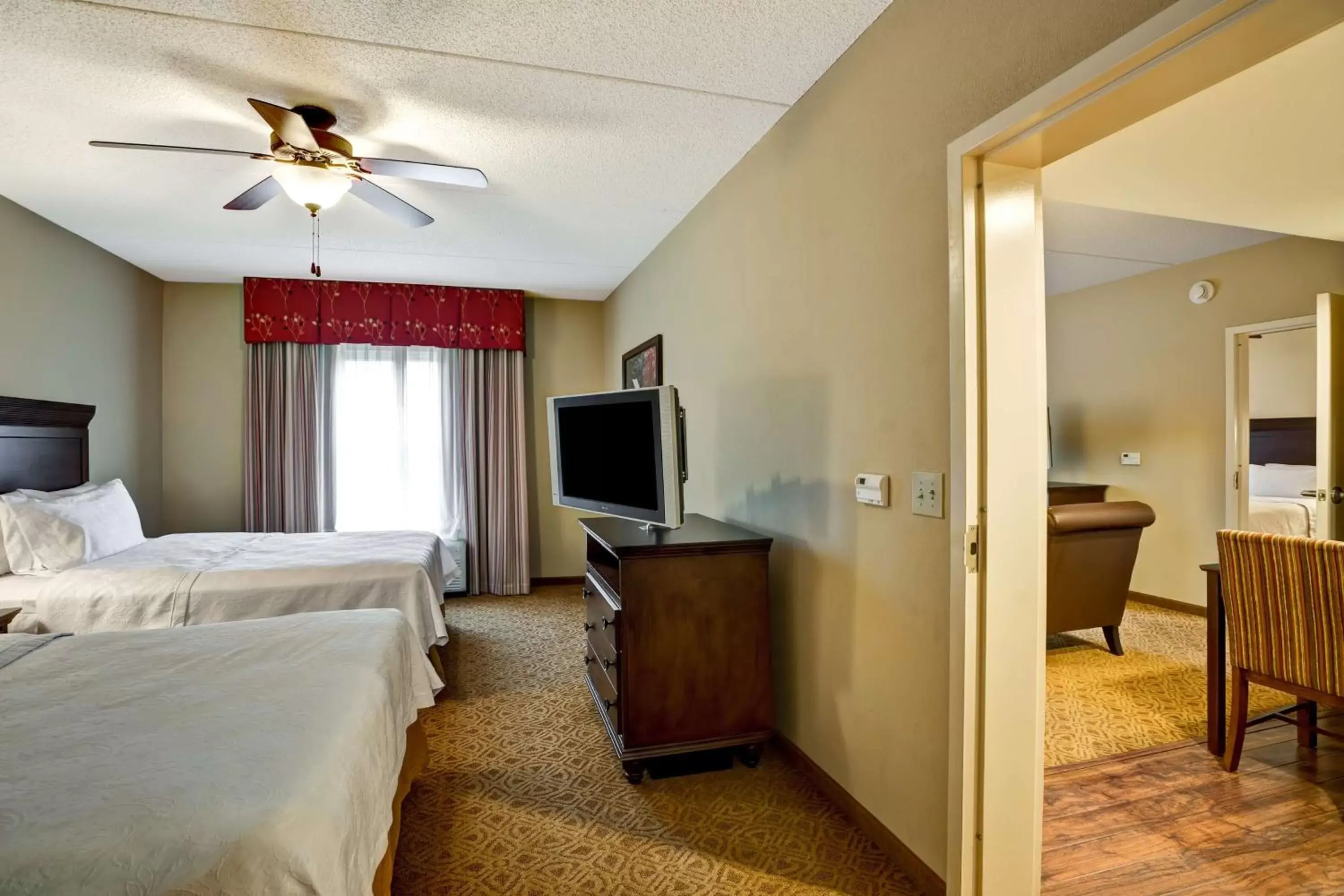 Bedroom, TV/Entertainment Center in Homewood Suites Fredericksburg