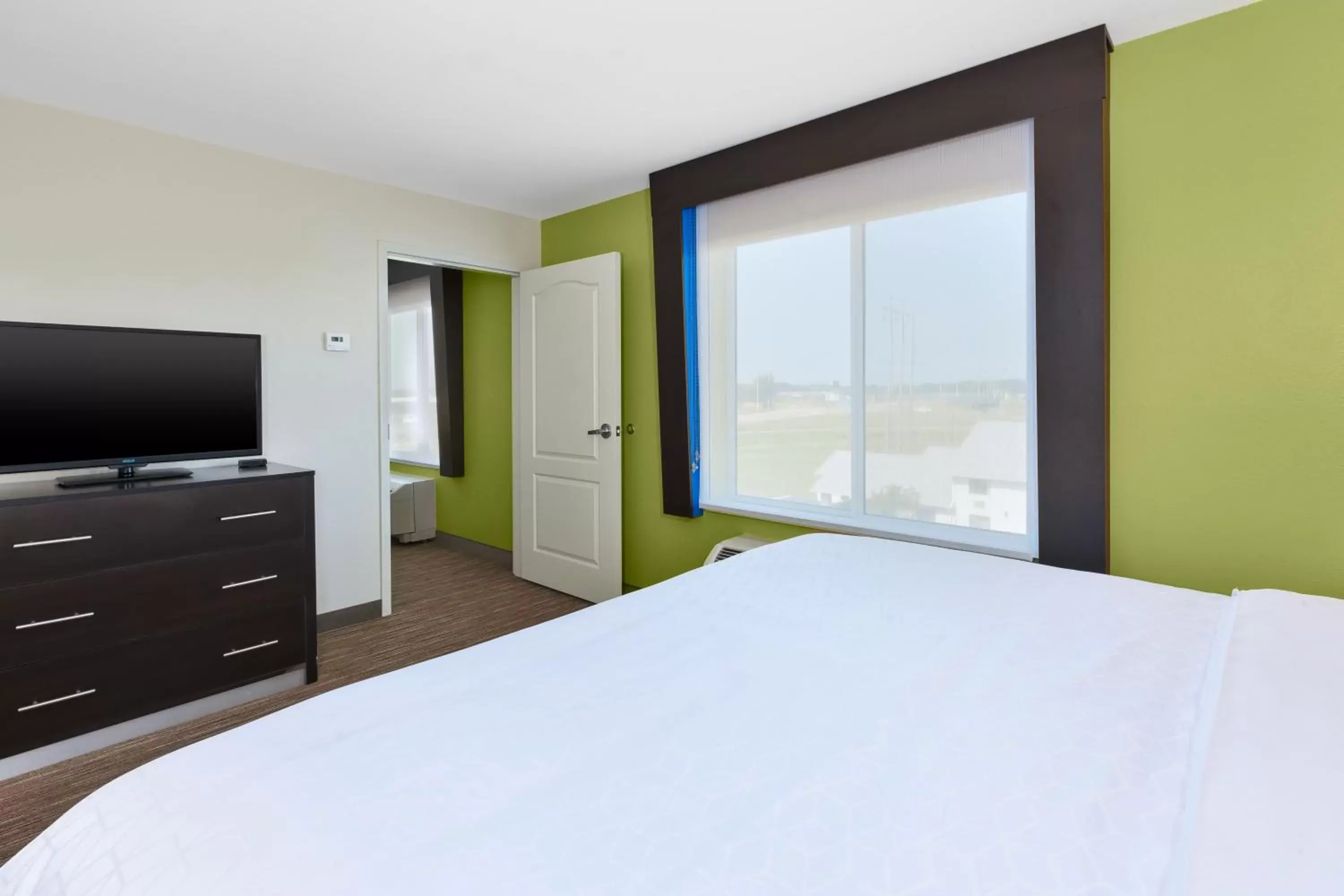 Bedroom, Bed in Holiday Inn Express & Suites - Effingham, an IHG Hotel