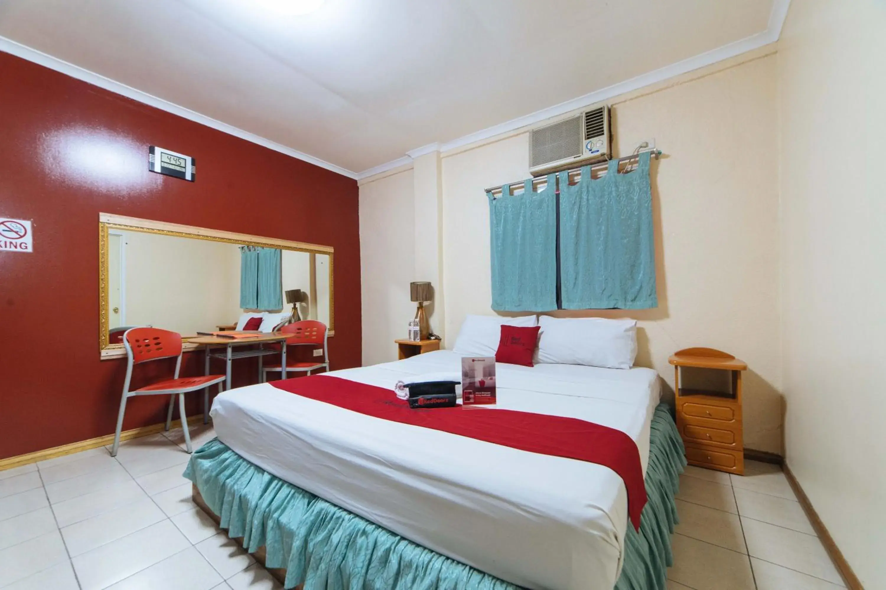 Photo of the whole room, Bed in RedDoorz @ Clarkview 21st Street Angeles City Photo of the whole room, Bed in RedDoorz @ Clarkview 21st Street Angeles City