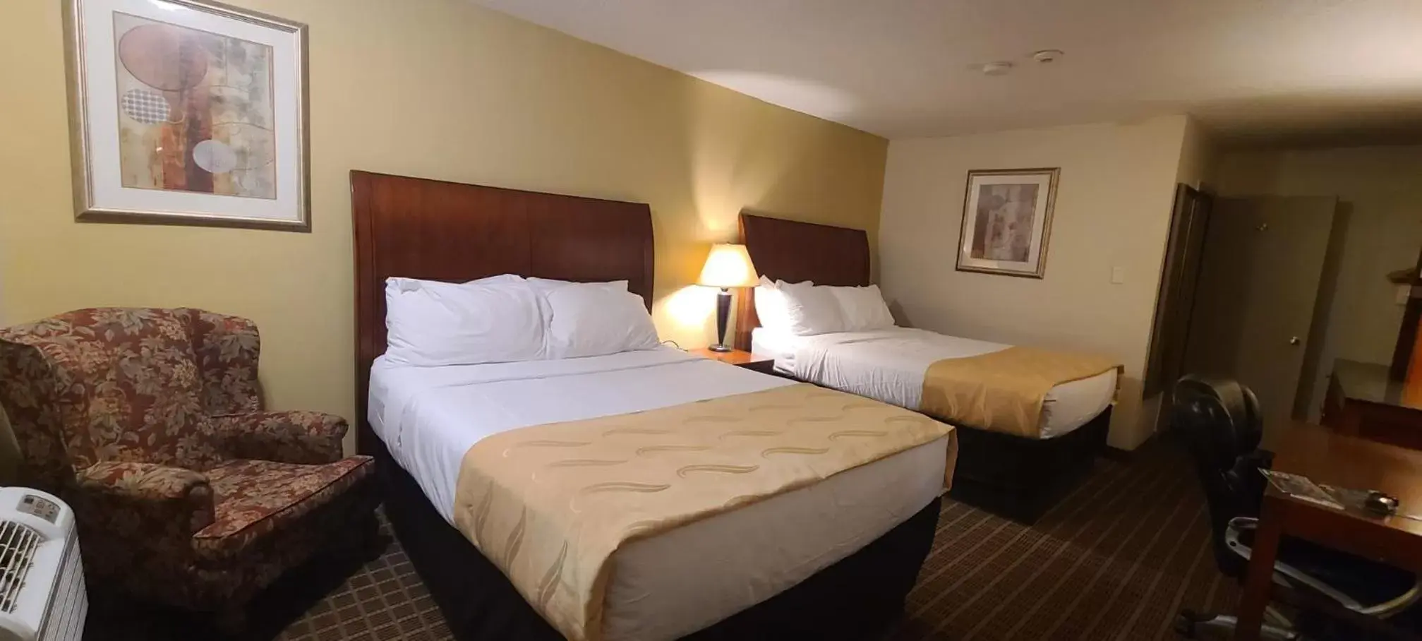 Bedroom, Bed in Quality Inn & Suites 1000 Islands
