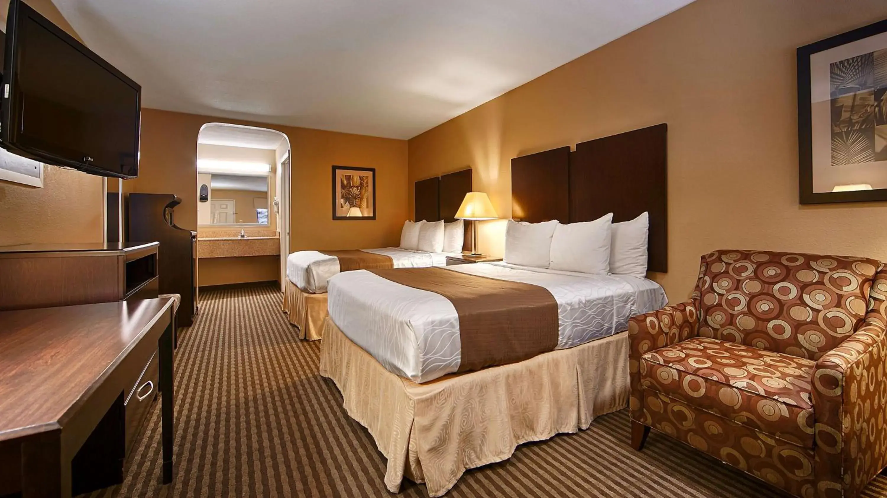 Photo of the whole room, Bed in Best Western Cedar Inn