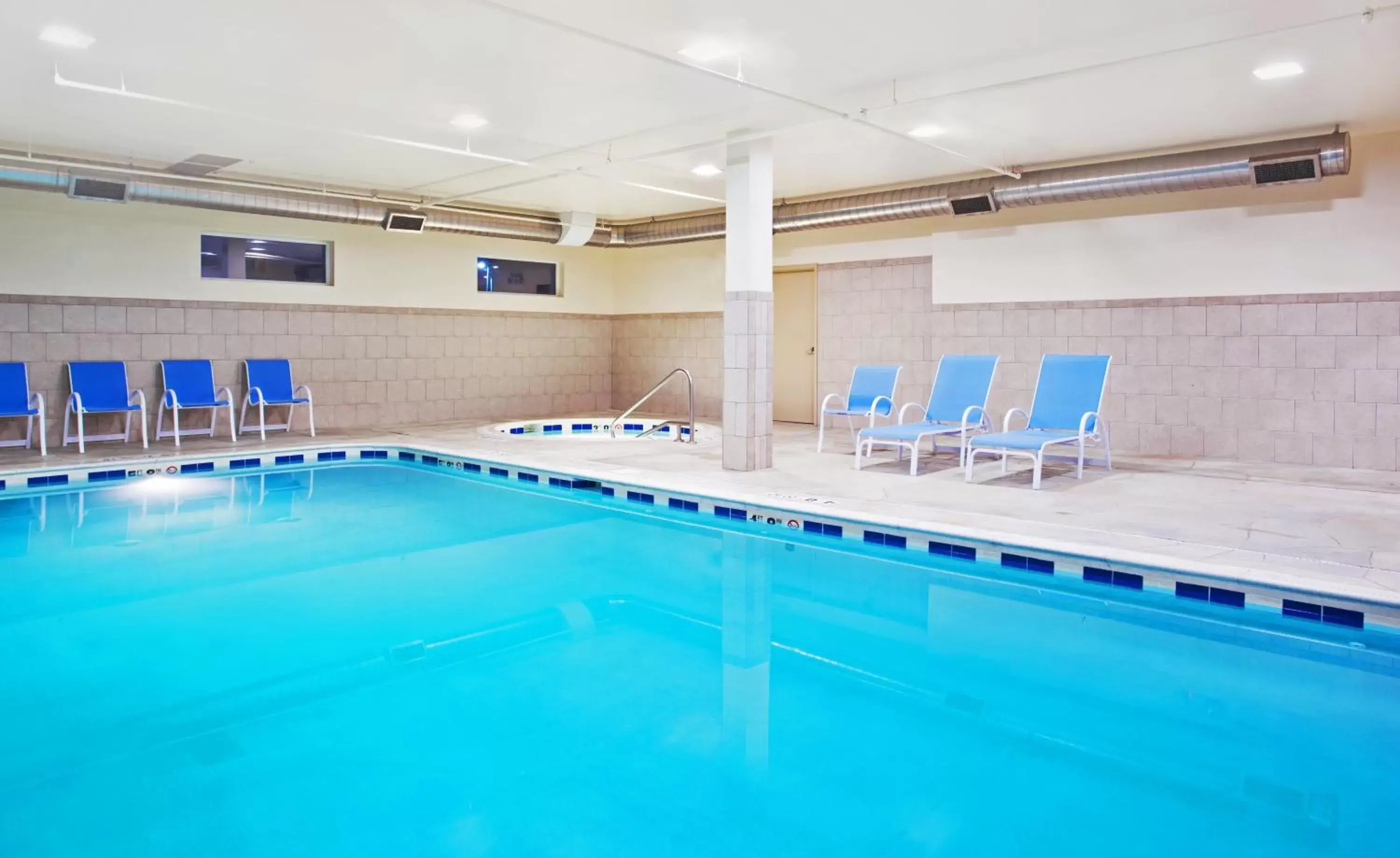 Swimming Pool in Holiday Inn Express Hotel & Suites Waukegan/Gurnee, an IHG Hotel