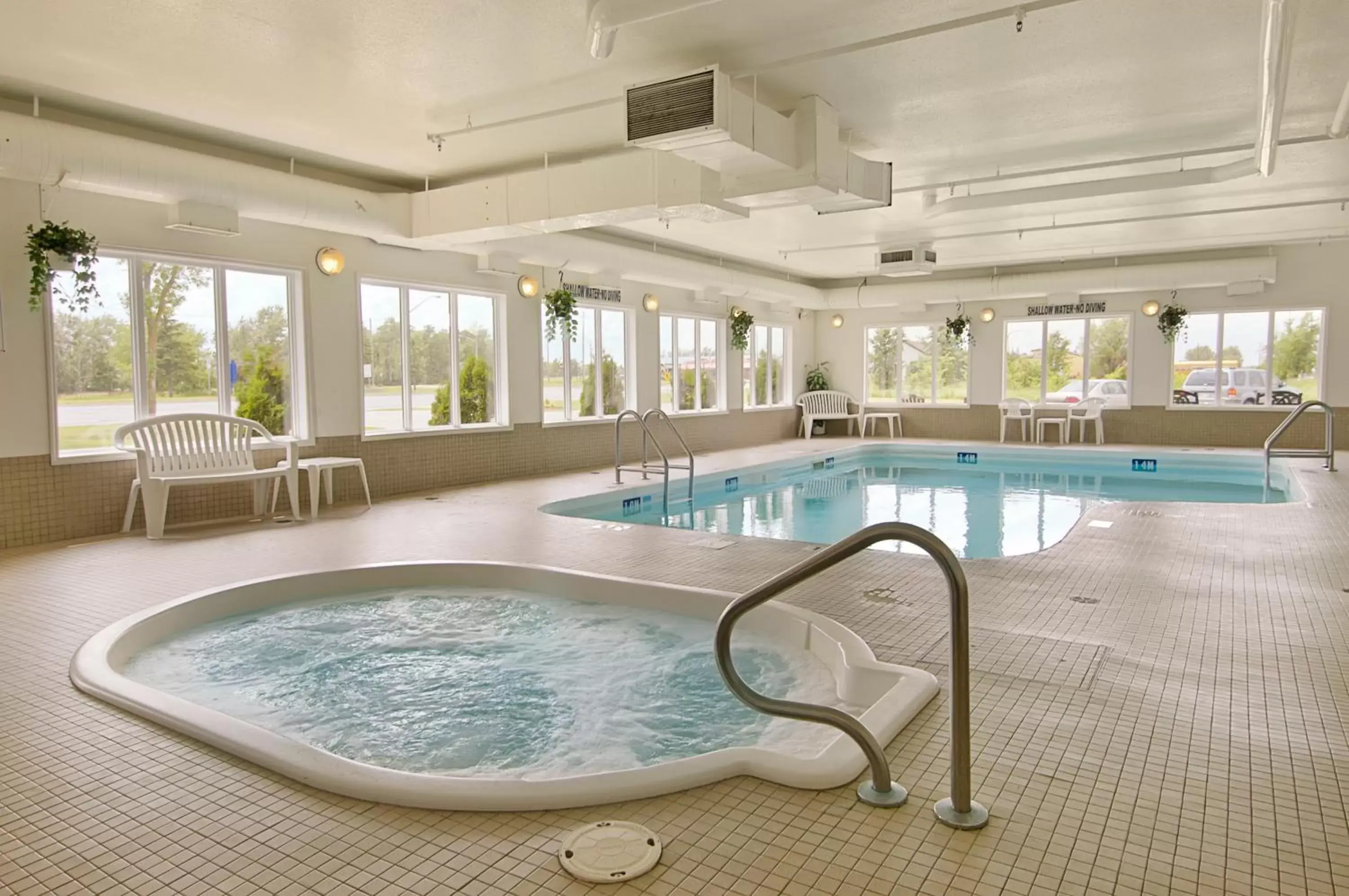 Hot Tub, Swimming Pool in Super 8 by Wyndham Fort Frances