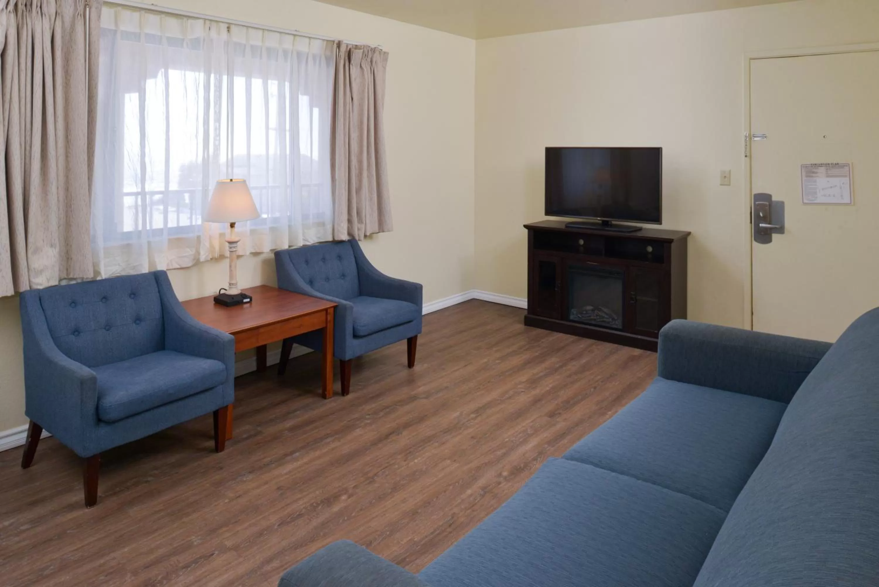 Communal lounge/ TV room in Edgewater Inn and Suites