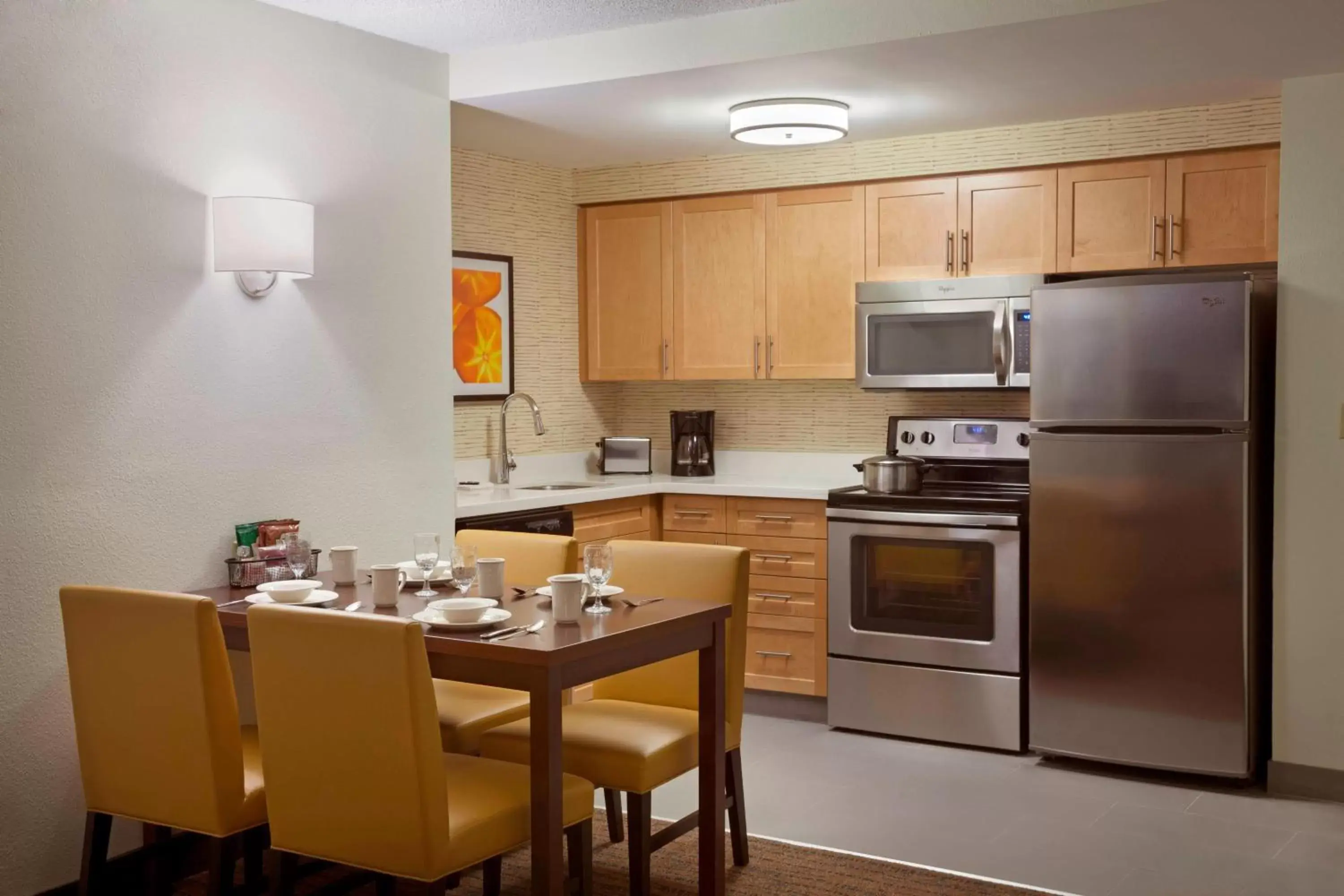 Bedroom, Kitchen/Kitchenette in Residence Inn by Marriott Toronto Markham