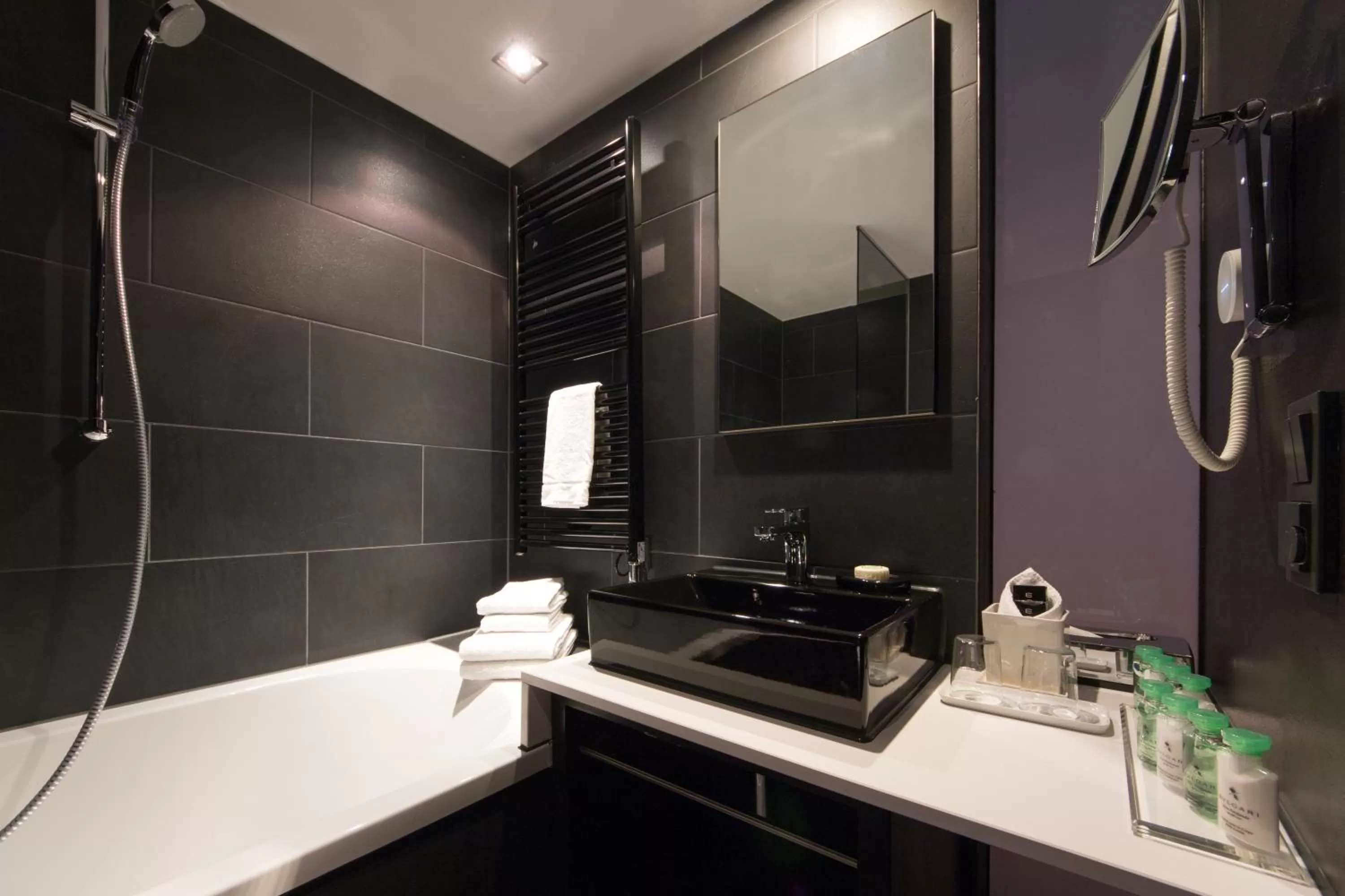 Bathroom in La Mansion Vi Vadi Hotel