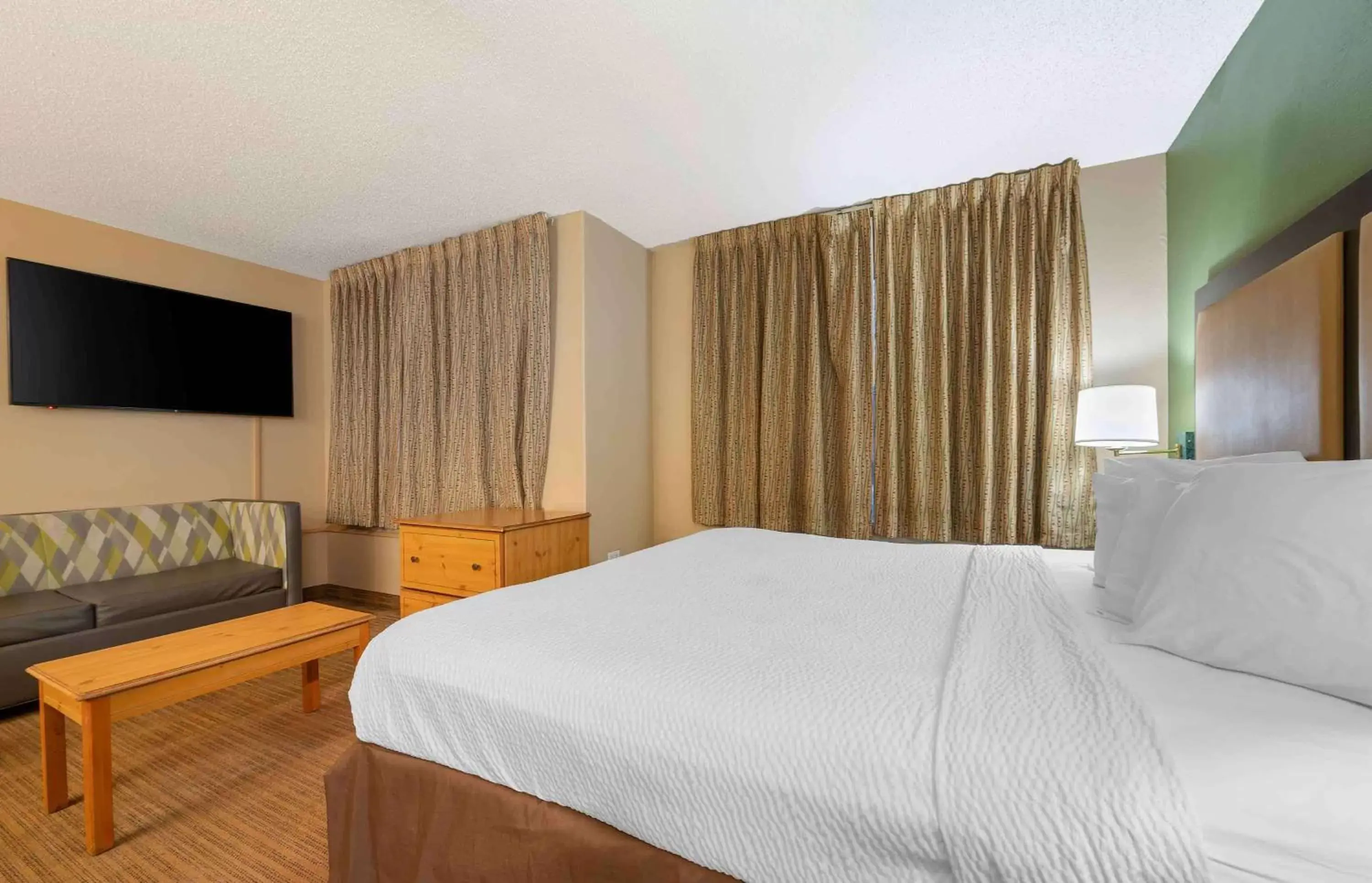 Bedroom, Bed in Extended Stay America Suites - Chicago - Schaumburg - Convention Center