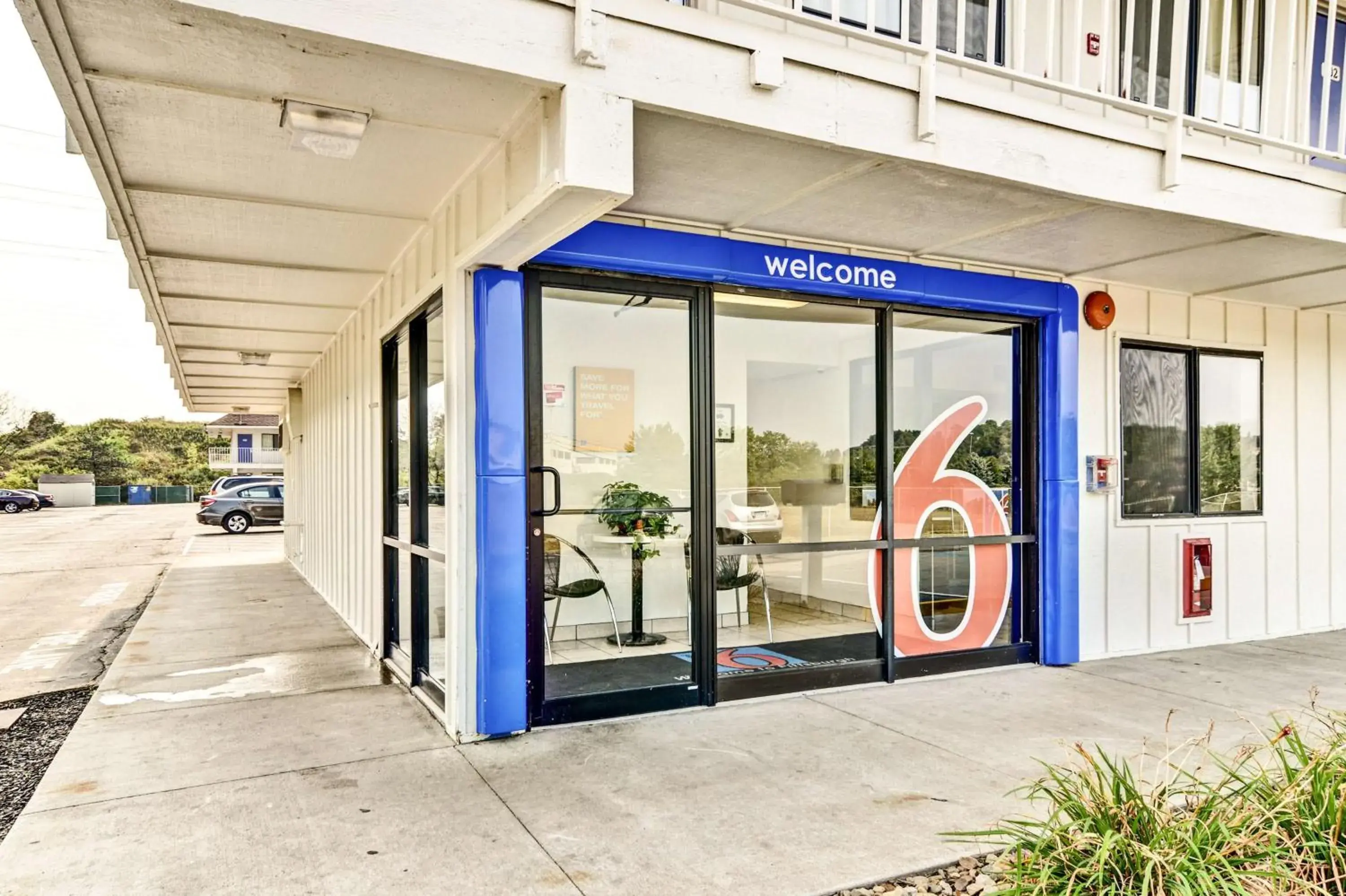 Property building, Facade/Entrance in Motel 6-Pittsburgh, PA - Crafton