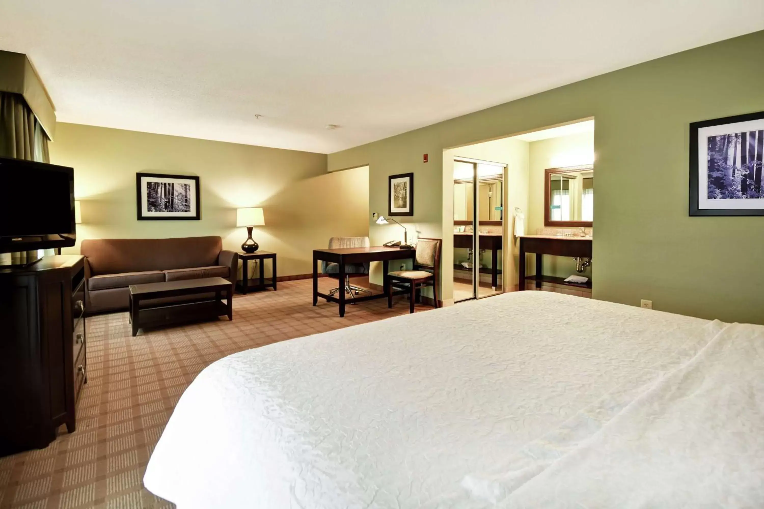 Bedroom in Hampton Inn & Suites Detroit-Canton