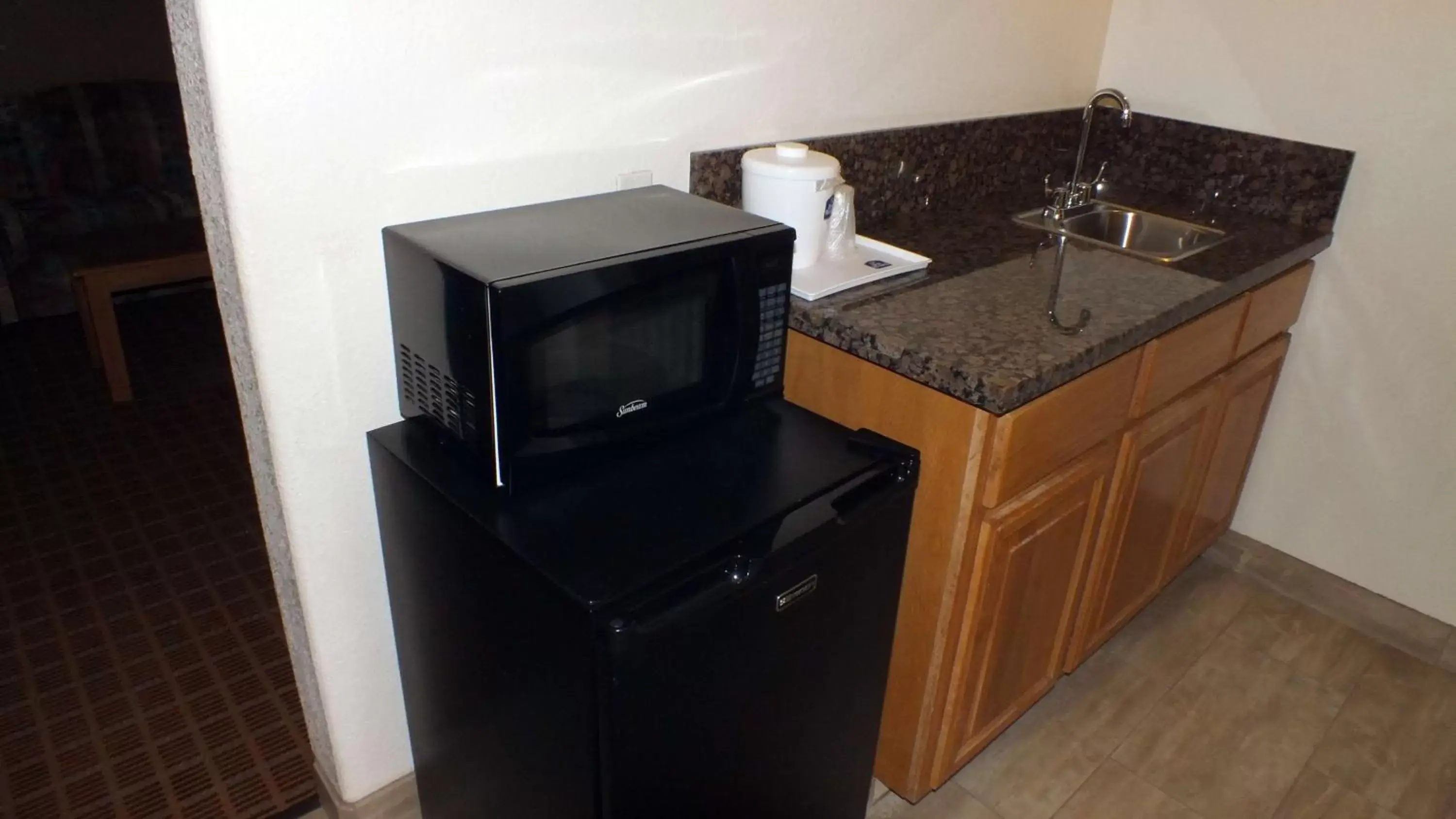 Photo of the whole room, Kitchen/Kitchenette in Best Western Gold Canyon Inn & Suites