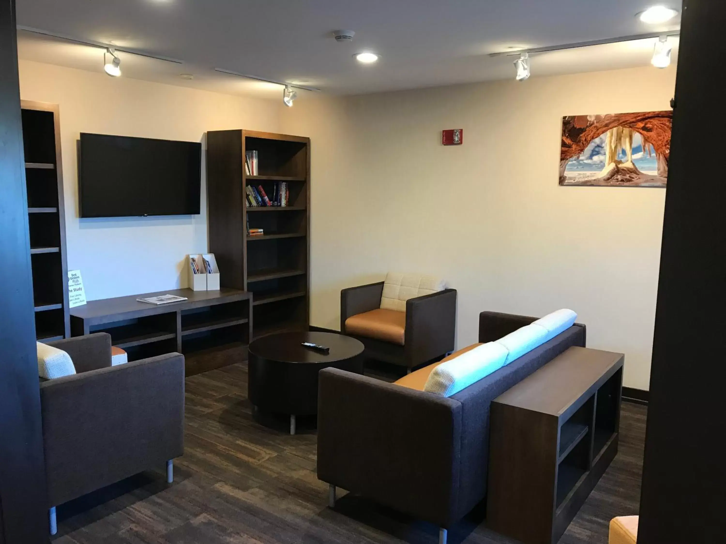 Lobby or reception, Seating Area in Best Western Plus InnTowner Madison