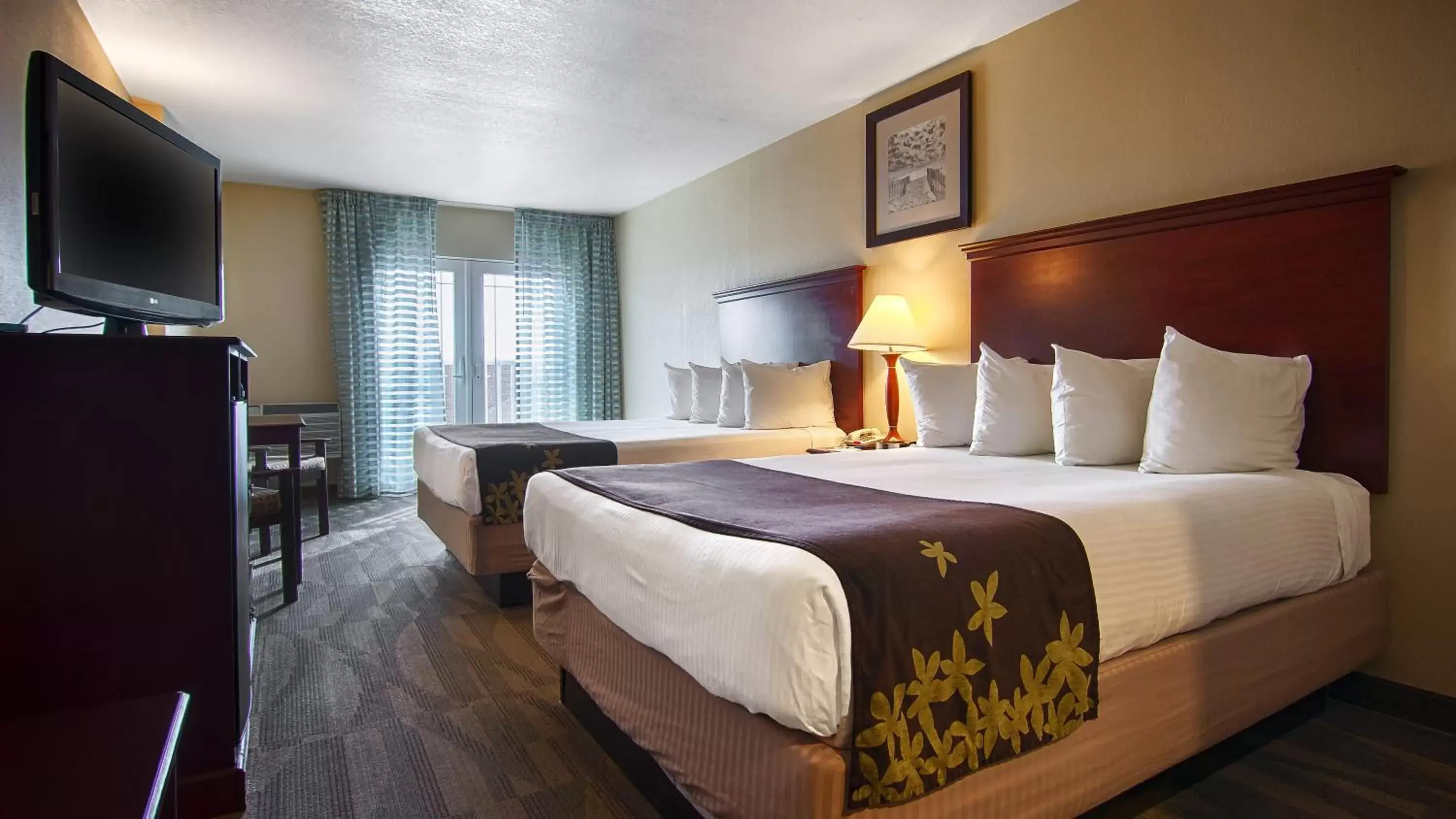 Bedroom, Bed in Gold Leaf Hotel of Dewey