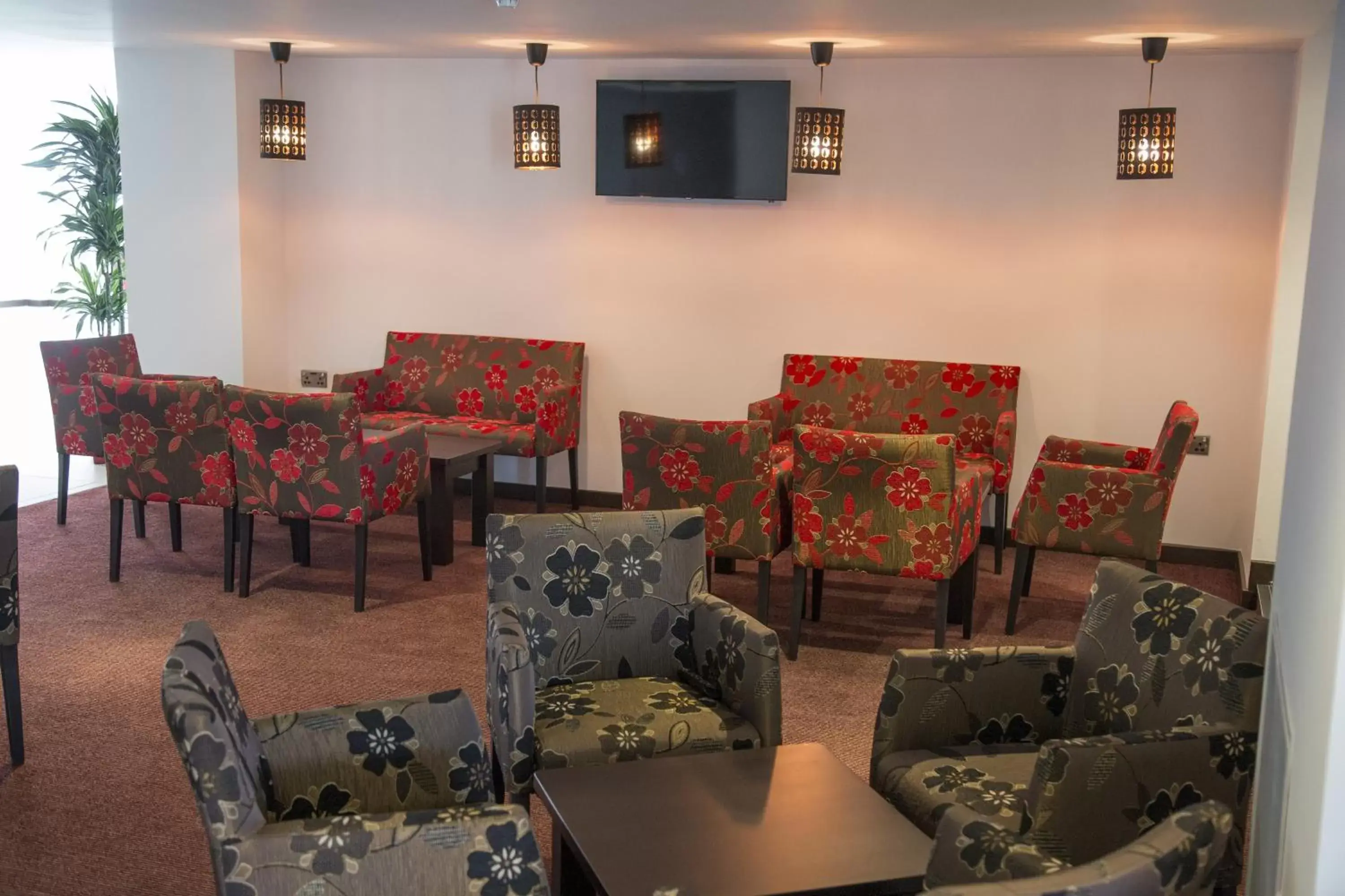 Communal lounge/ TV room, Restaurant/Places to Eat in Ramada Milton Keynes