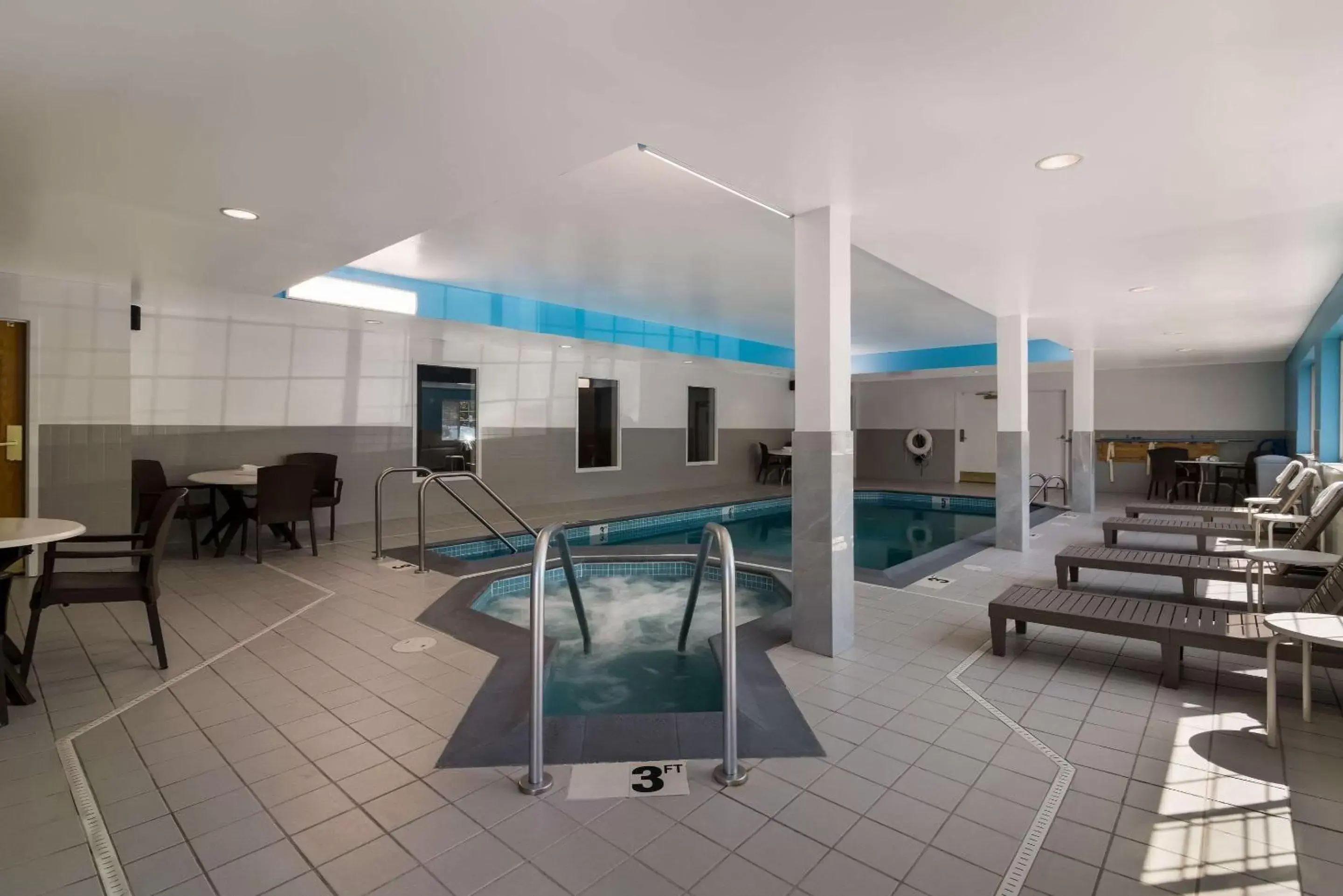 Swimming pool in Sleep Inn Londonderry