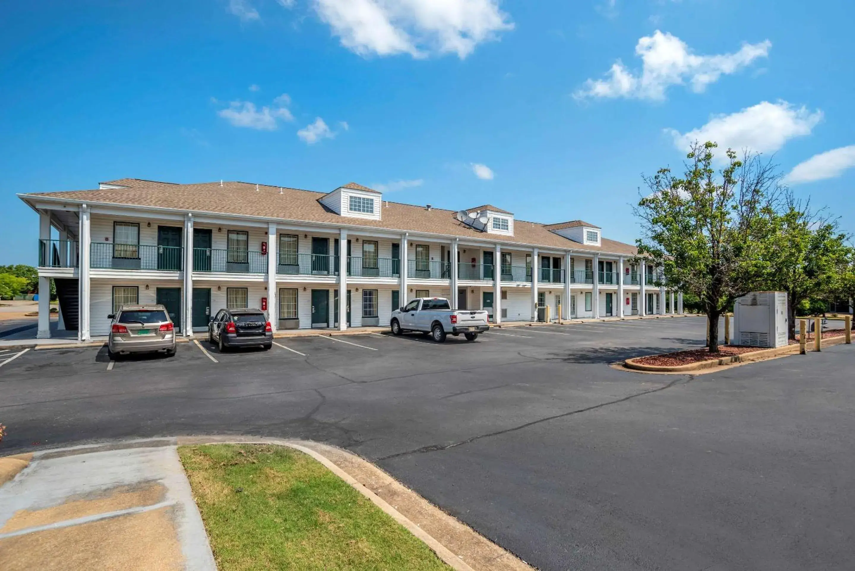 Property Building in Econo Lodge Tupelo