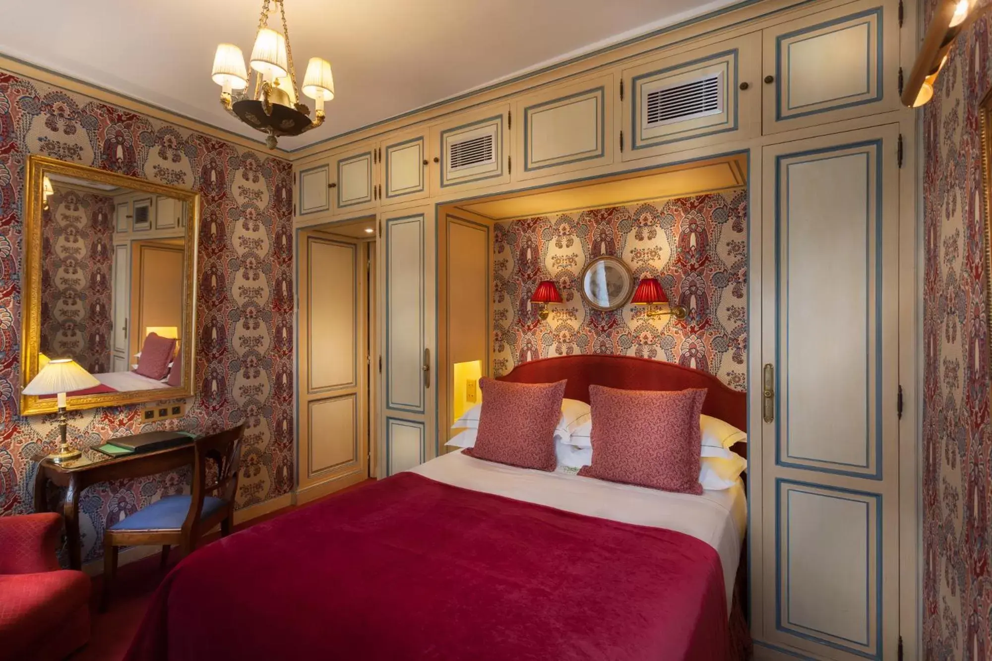 Bed in Hôtel Duc De St-Simon