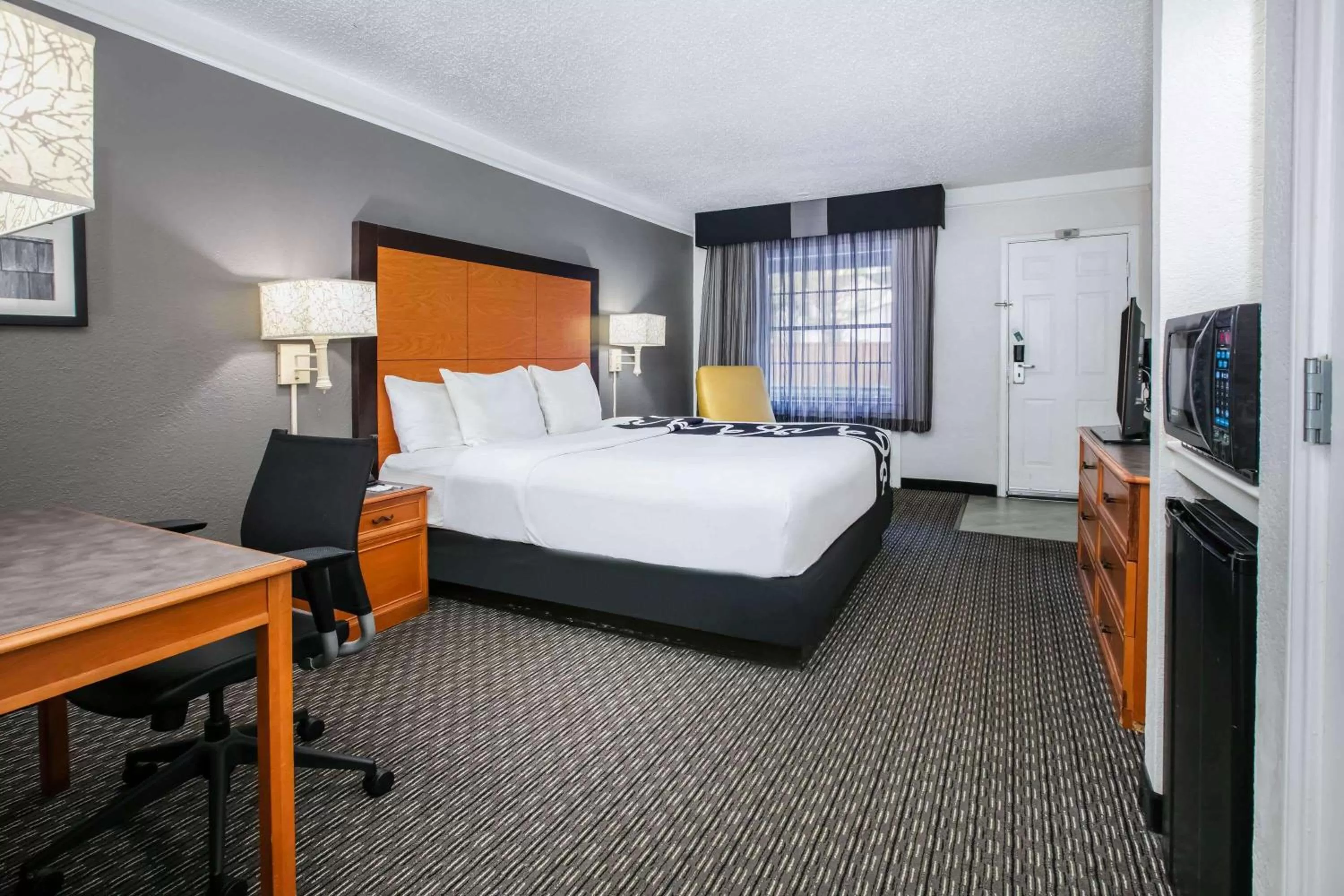 Photo of the whole room, Bed in La Quinta Inn by Wyndham Dallas Uptown