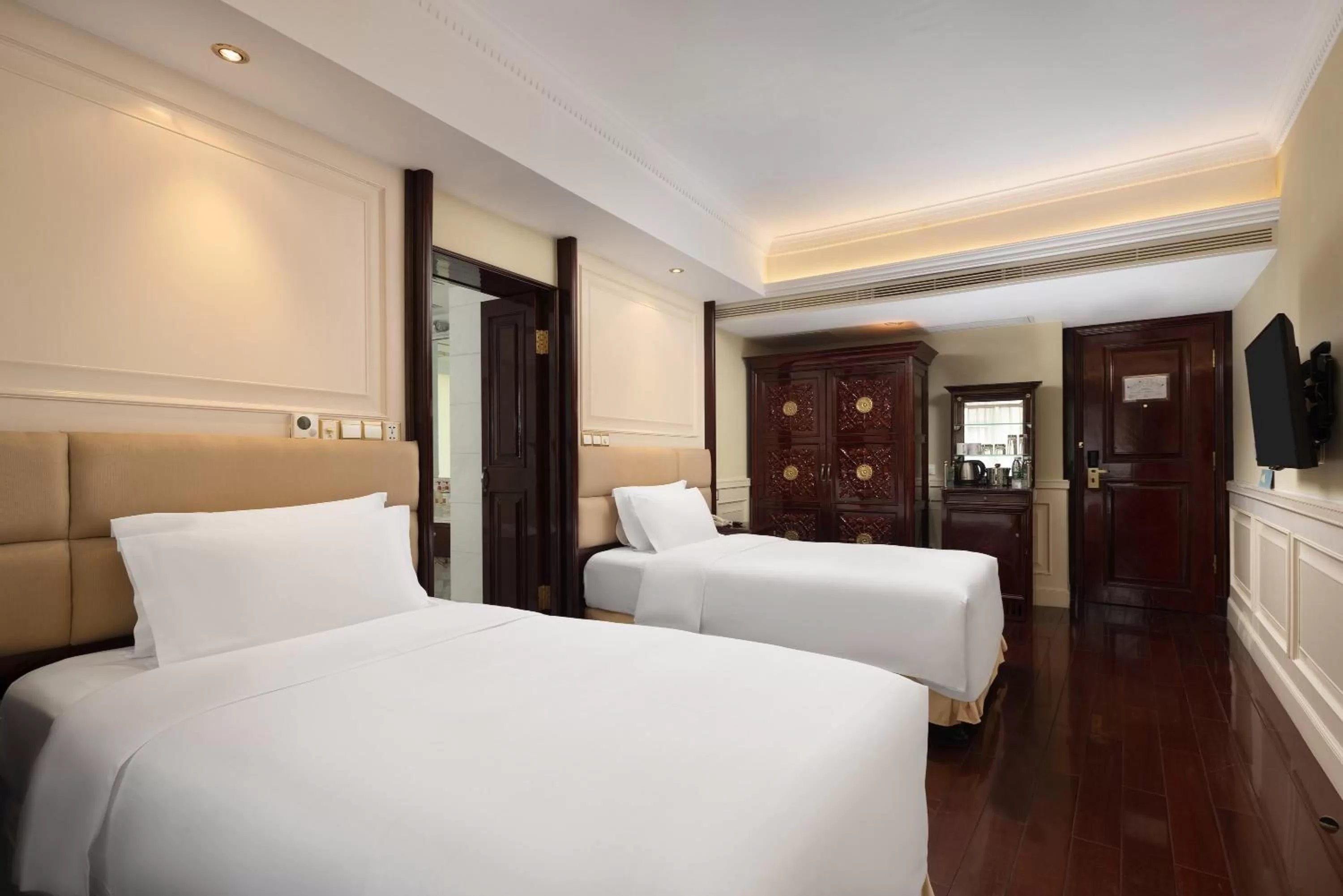 Photo of the whole room, Bed in Crowne Plaza Hotel & Suites Landmark Shenzhen, an IHG Hotel - Nearby Luohu Border, Indoor heated swimming pool, Receive RMB100 SPA coupon upon check-in