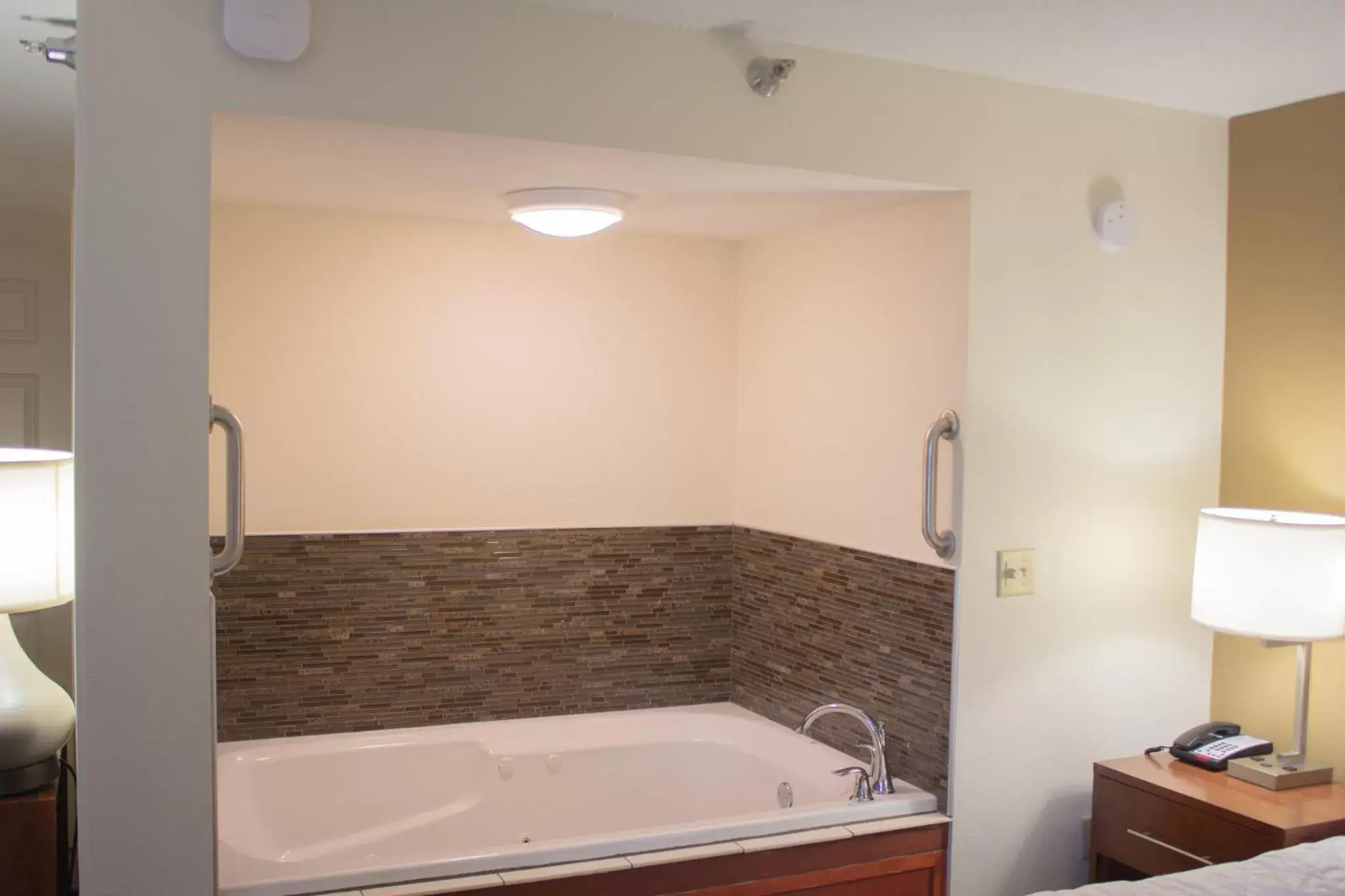 Bath, Bathroom in The Inn at Apple Valley, Ascend Hotel Collection