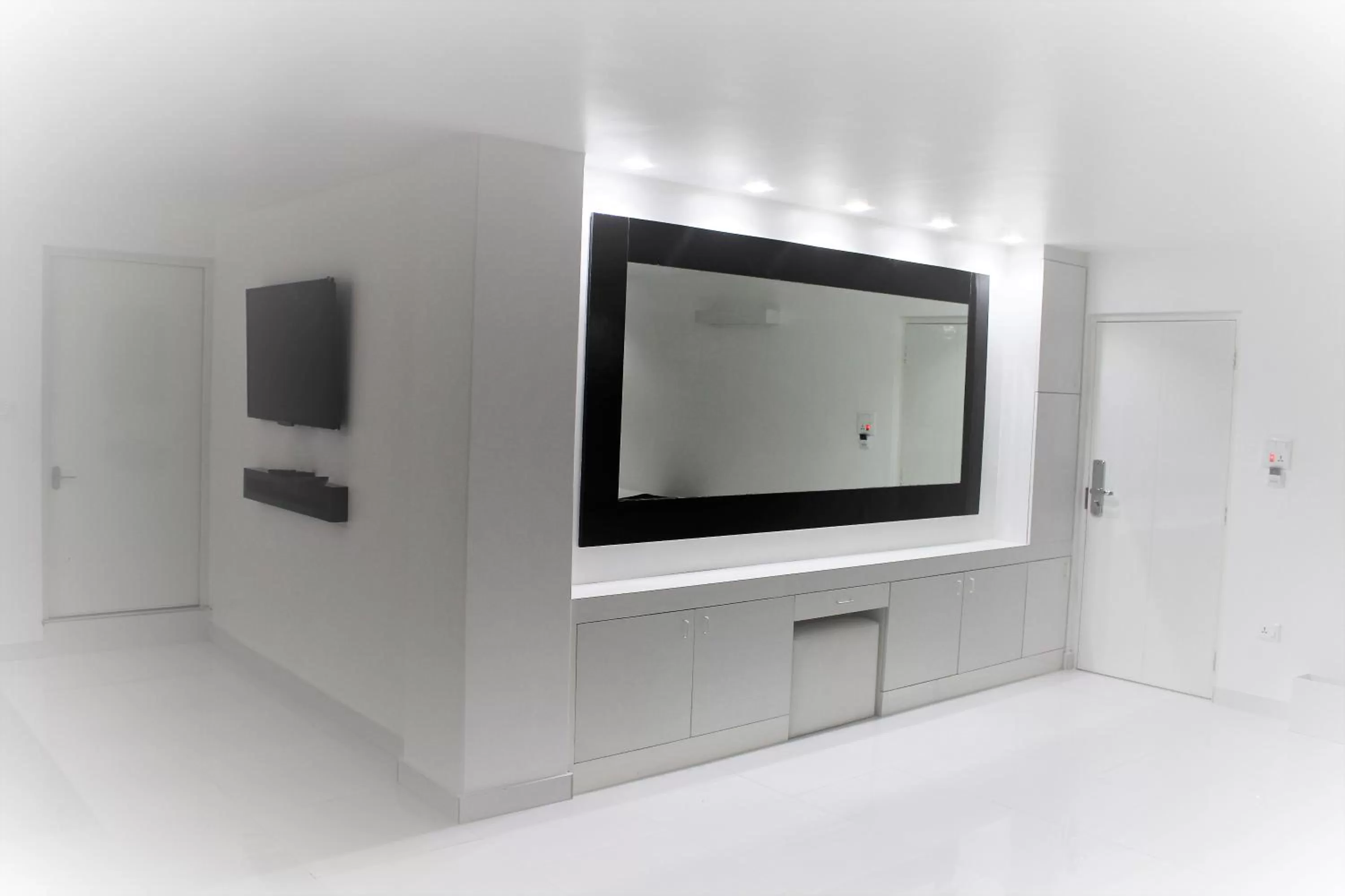 TV and multimedia, TV/Entertainment Center in Hotel Hulk